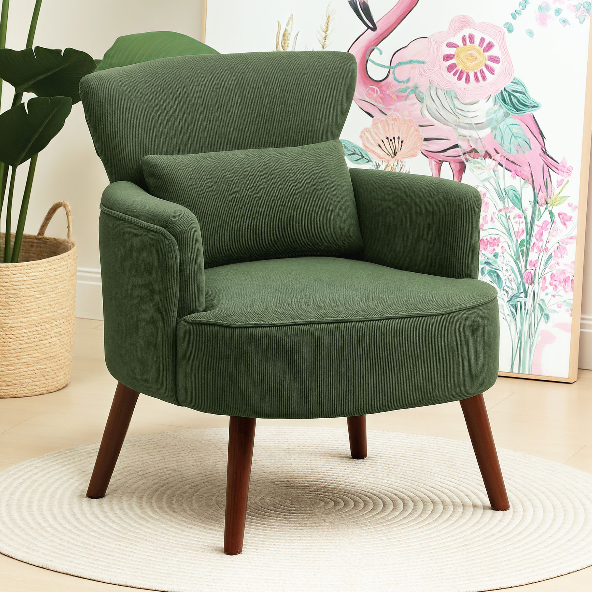 Poltrona verde con cuscino. Un dipinto di fiori è sullo sfondo.