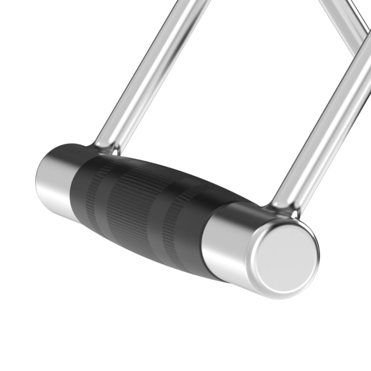 Close-up van een zwarte gym-handgreep met een zilveren metalen grip en een zwarte rubberen handgreep.