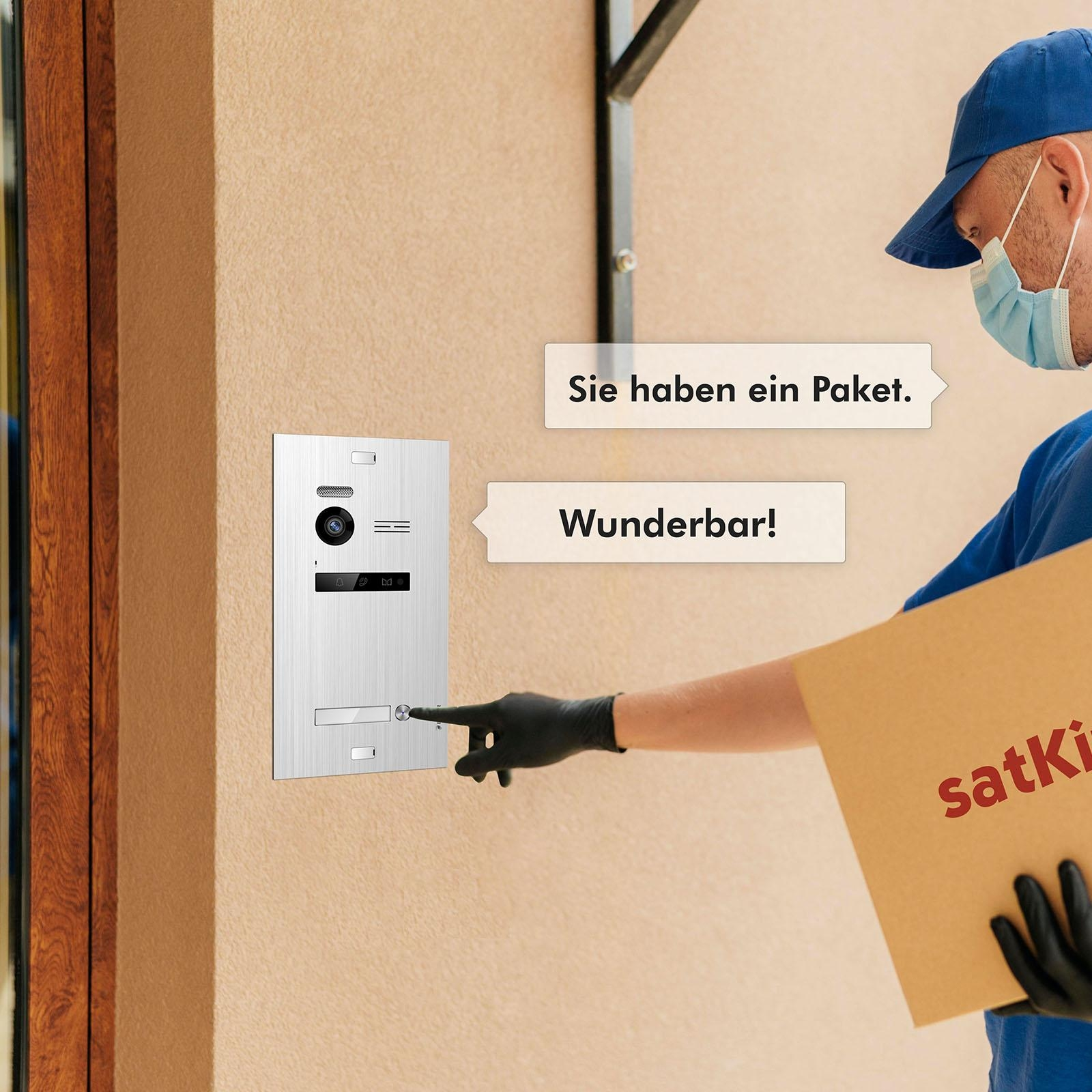 Eine Person liefert ein Paket an eine Tür mit Klingel und 'Satki'-Logo auf der Box.