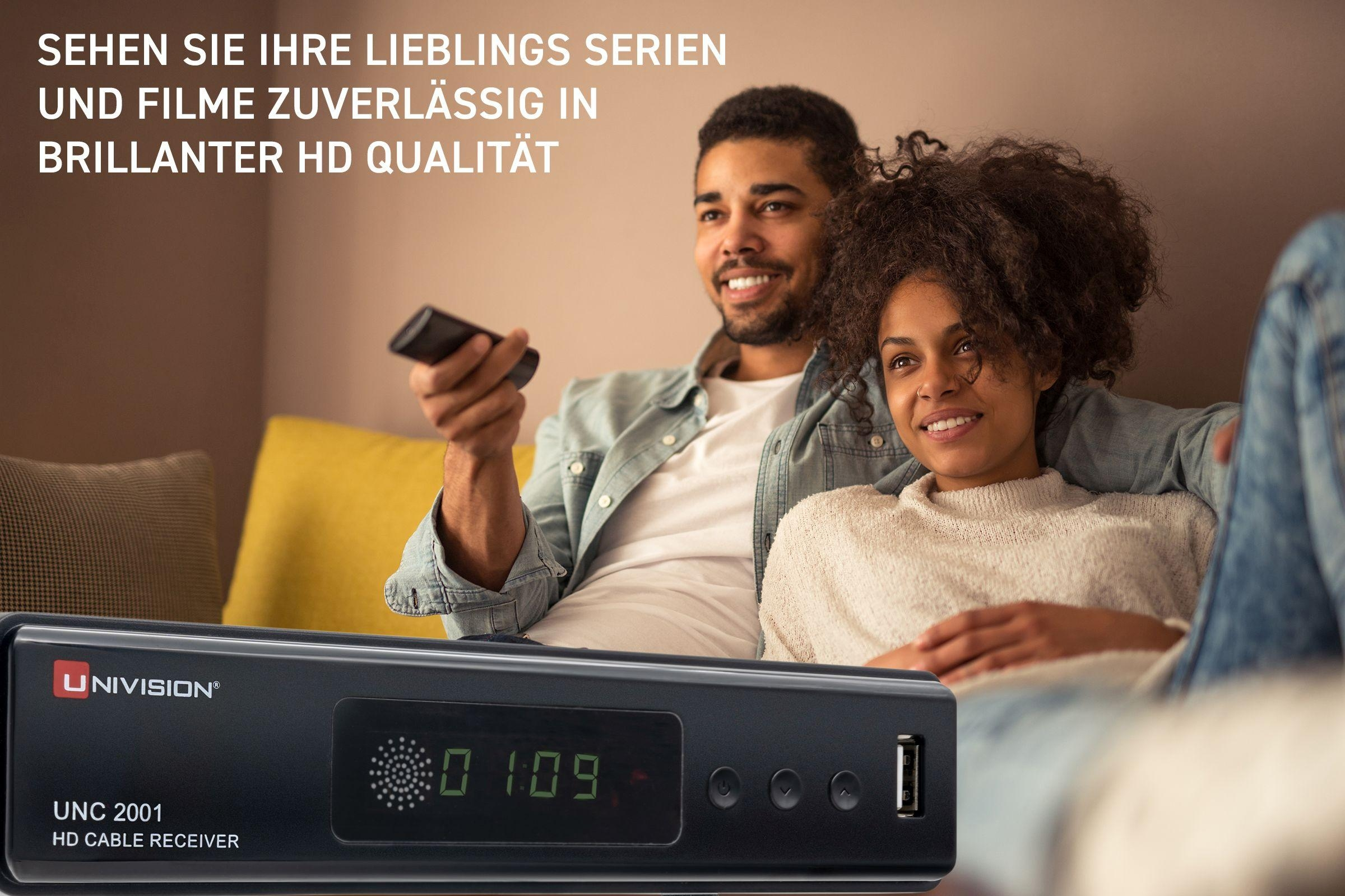 Ein Paar schaut fern, im Vordergrund befindet sich ein Kabelreceiver. Text ist auf Deutsch.