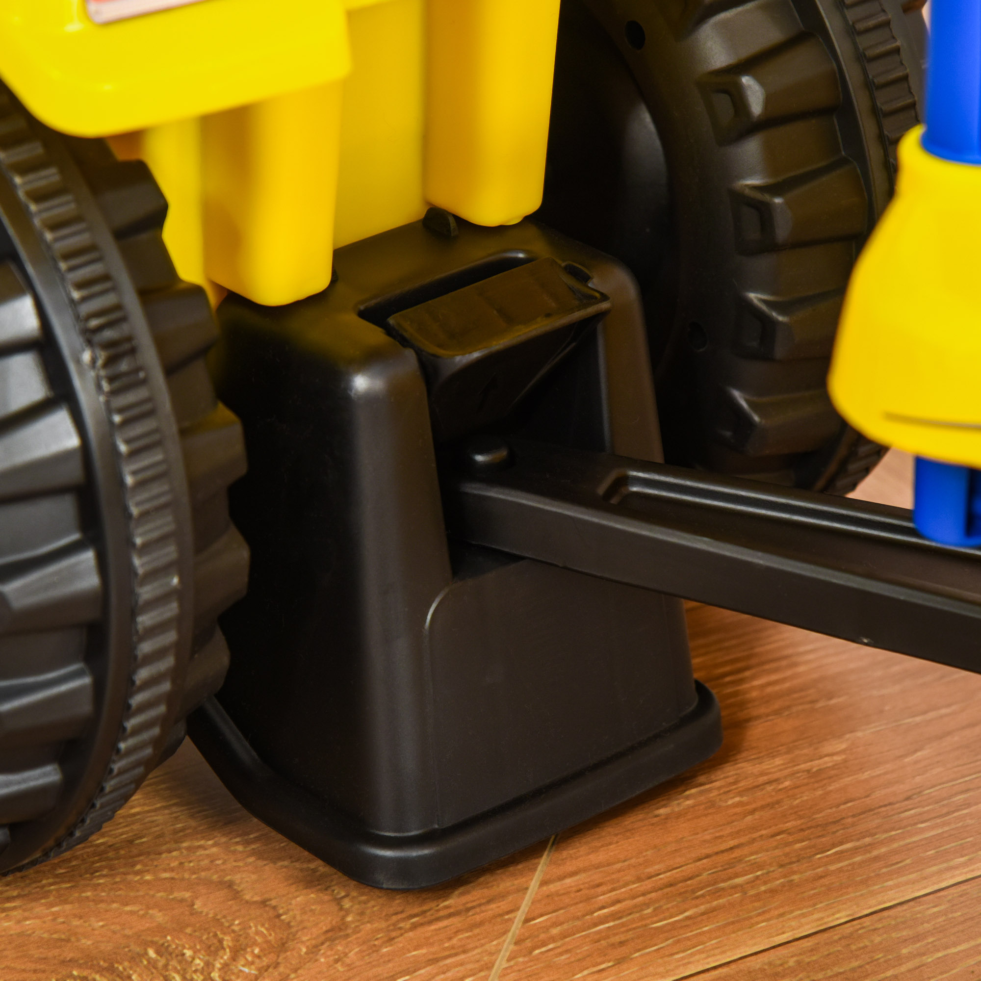 Primo piano del dettaglio di un camion giocattolo giallo. Mostra la connessione delle parti.