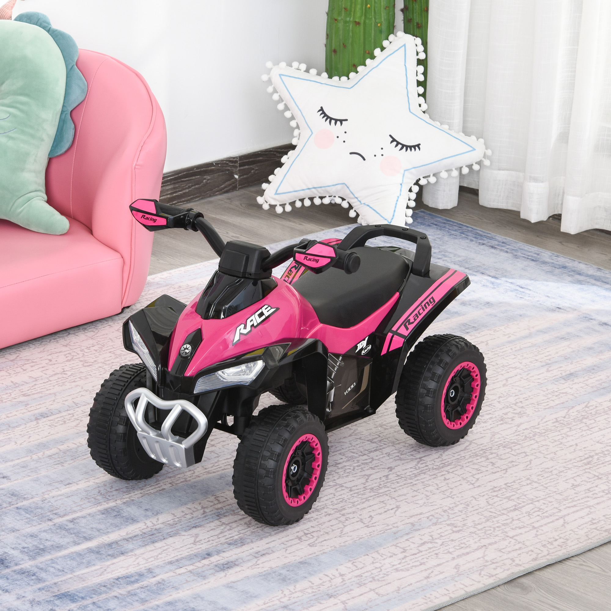 Macchina giocattolo ATV rosa con dettagli neri. È su un tappeto con una sedia rosa sullo sfondo.