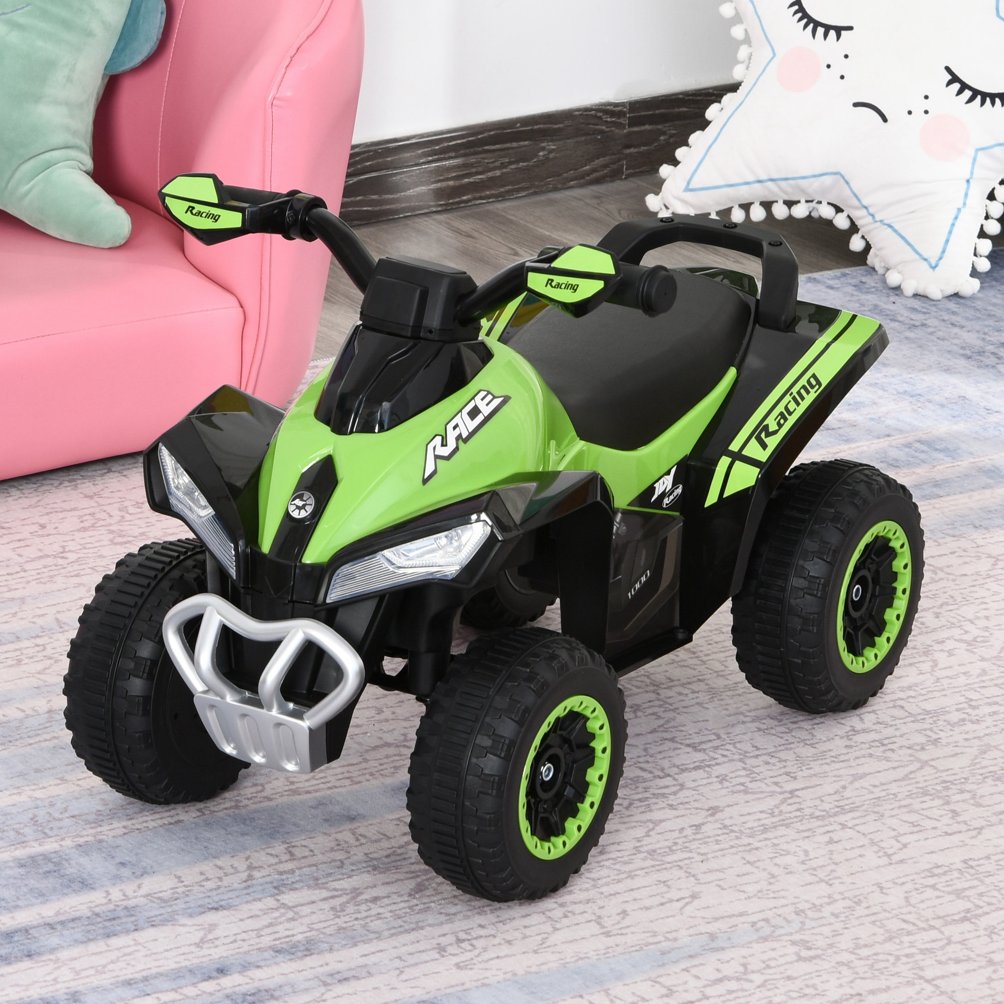 Macchina giocattolo ATV verde con dettagli neri. È su un tappeto con una sedia rosa sullo sfondo.