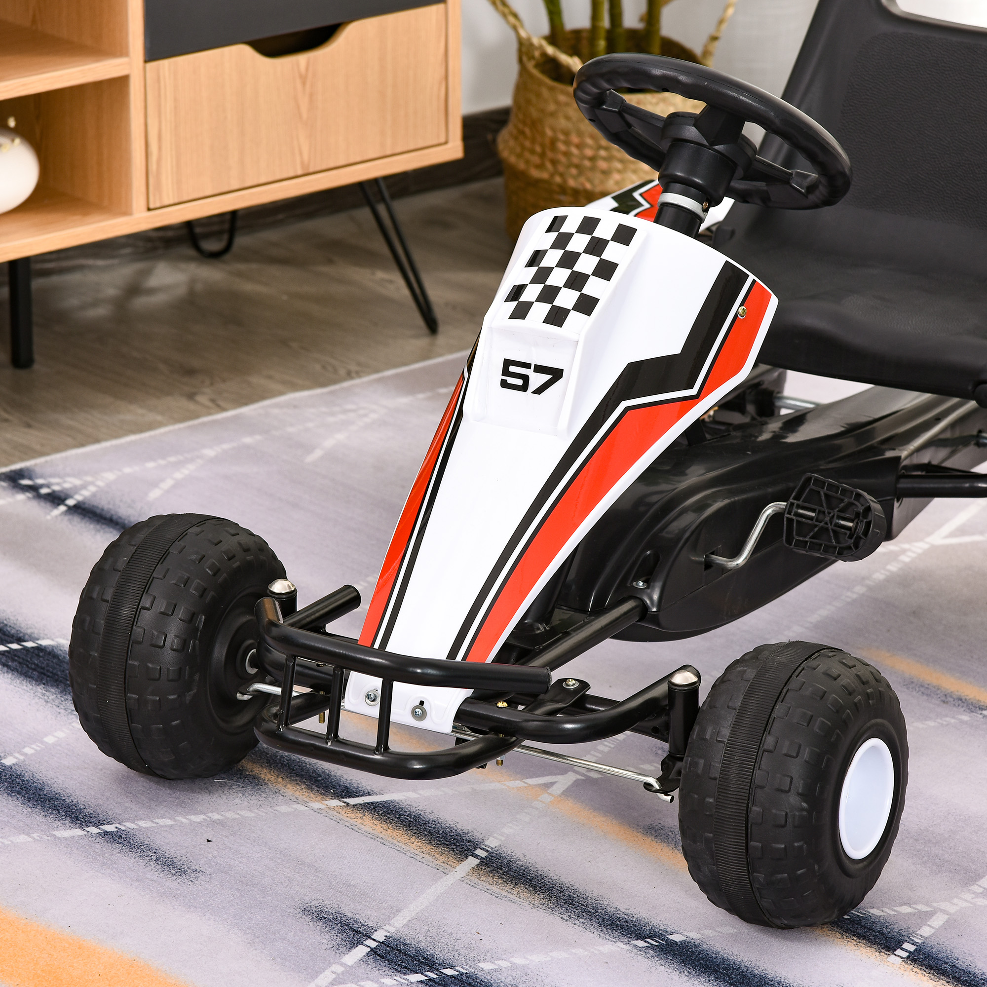 Primo piano di un go-kart nero con dettagli bianchi e rossi, design a scacchi e ruote nere.