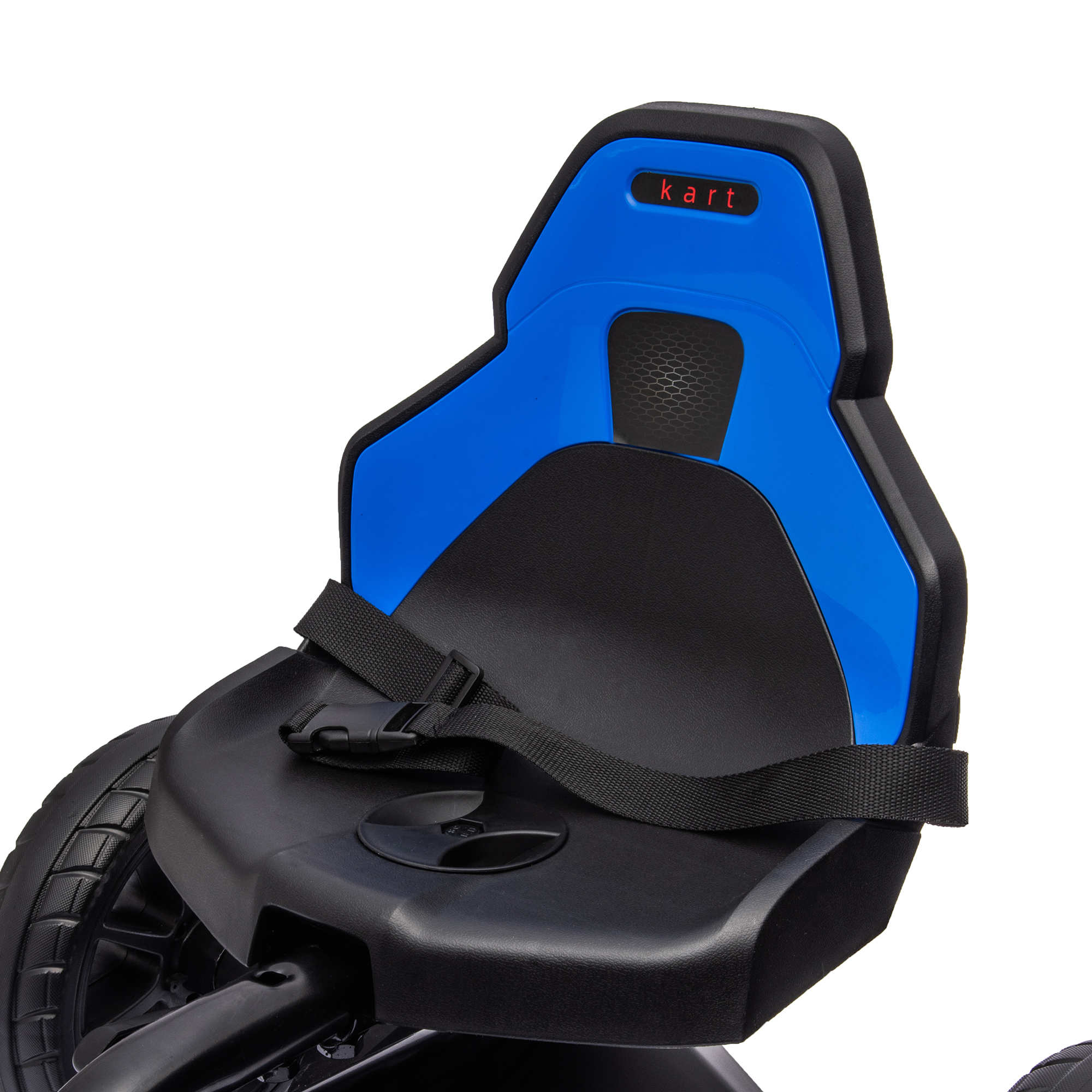 Primo piano di un sedile kart nero con schienale blu e cinturino nero con fibbia.