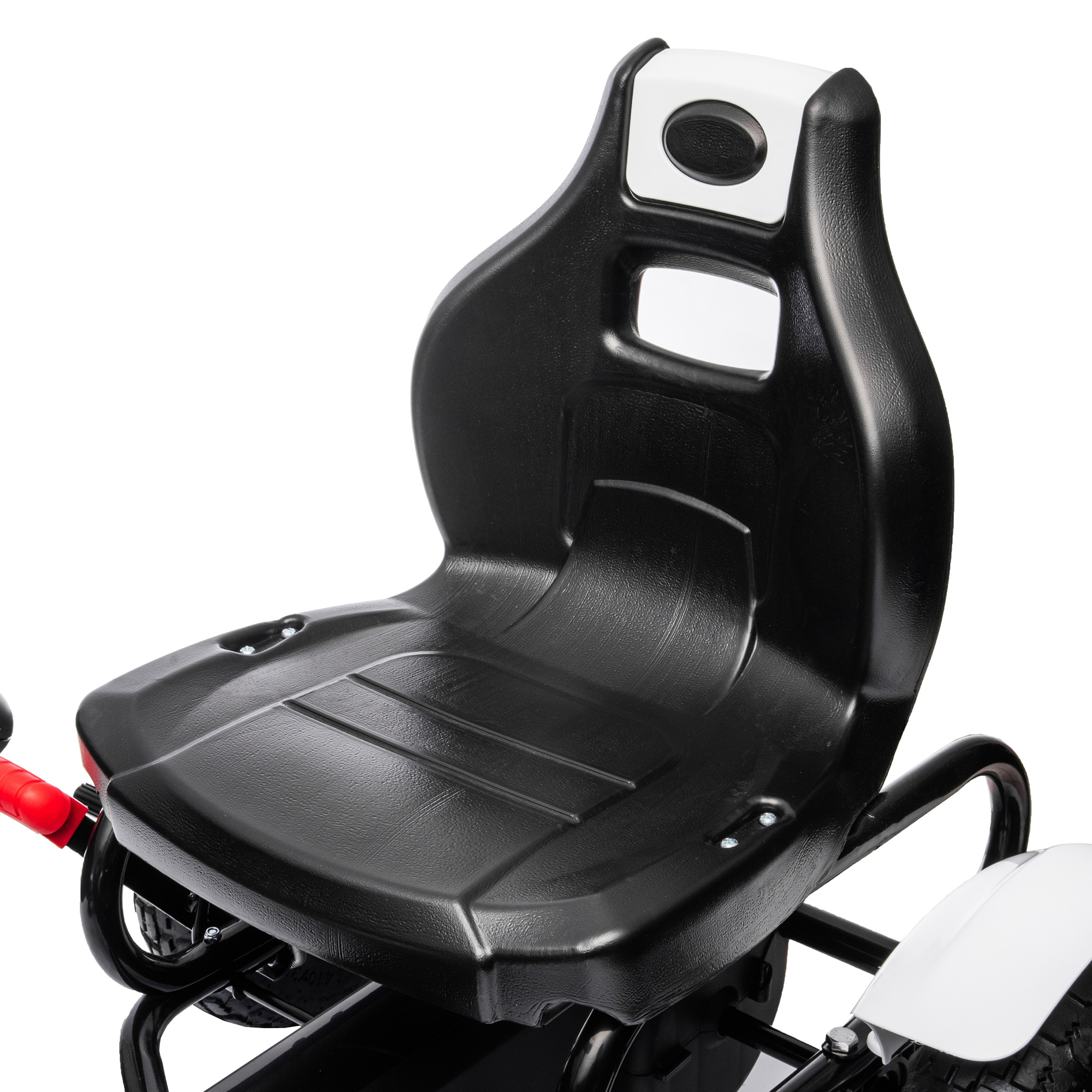 Primo piano di un sedile kart nero con schienale nero e un dettaglio bianco sul retro.