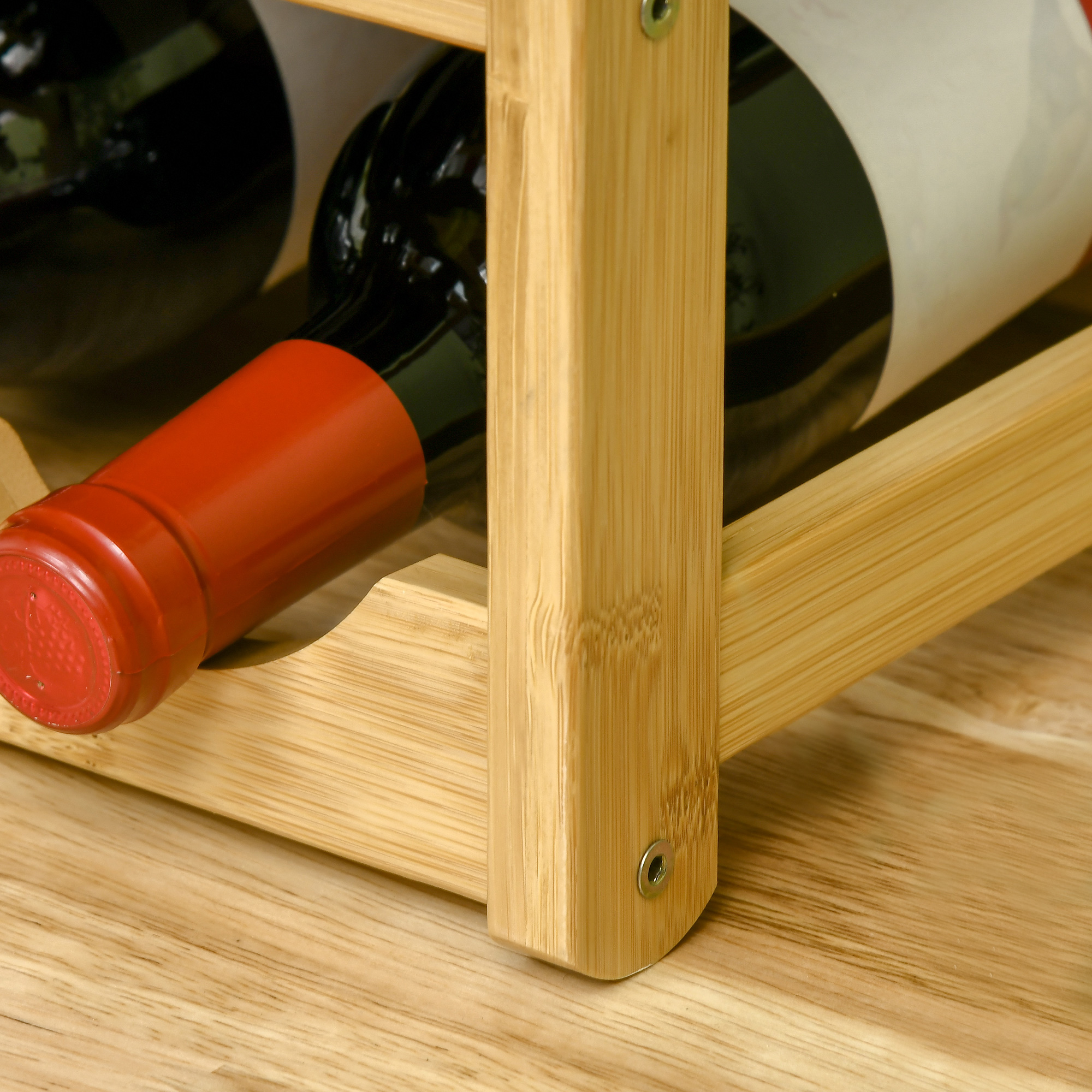 Nahaufnahme eines Holzweinregals, das zwei Flaschen Rotwein hält. Das Holz hat eine natürliche Maserung.
