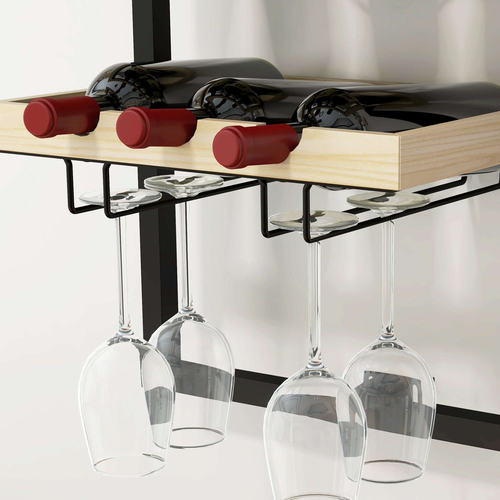 Bicchieri da vino e bottiglie di vino su una rastrelliera di legno. I bicchieri sono appesi sotto le bottiglie. Il legno è marrone chiaro.