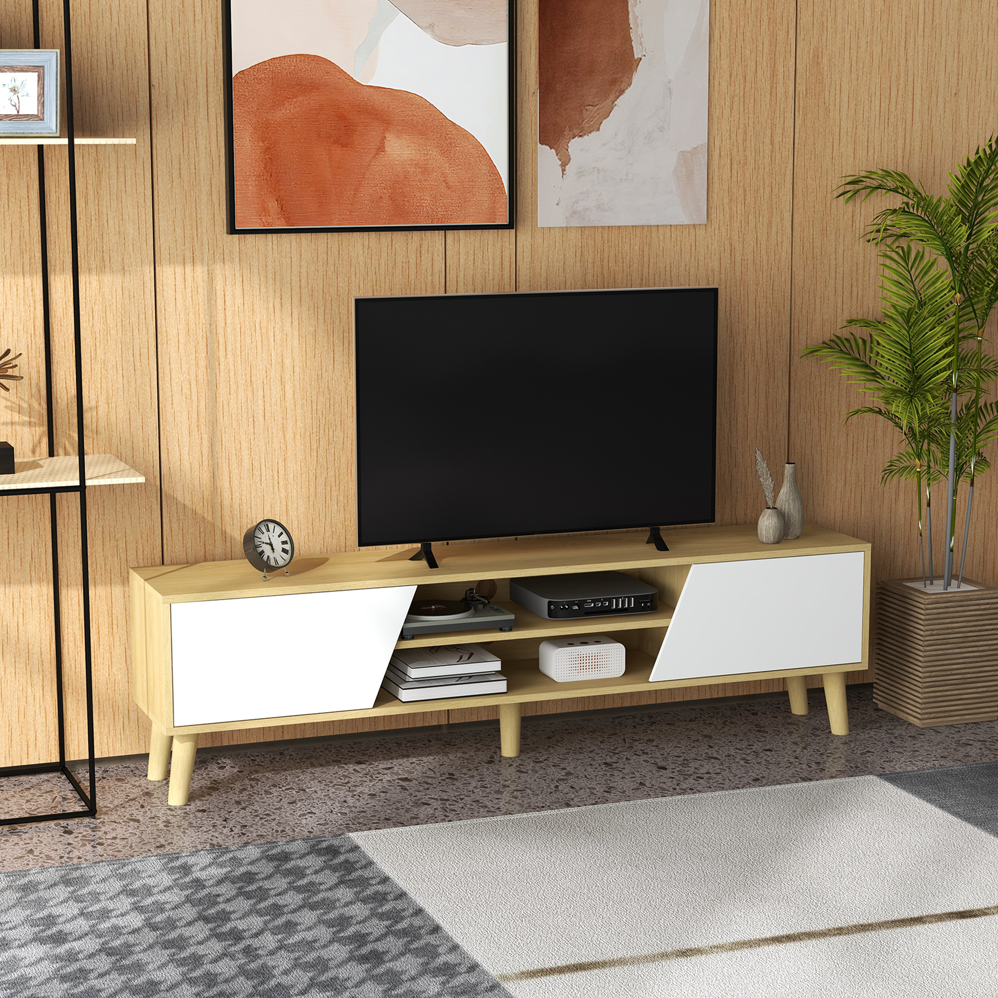 Mueble de TV con TV, reloj, decoración y planta.