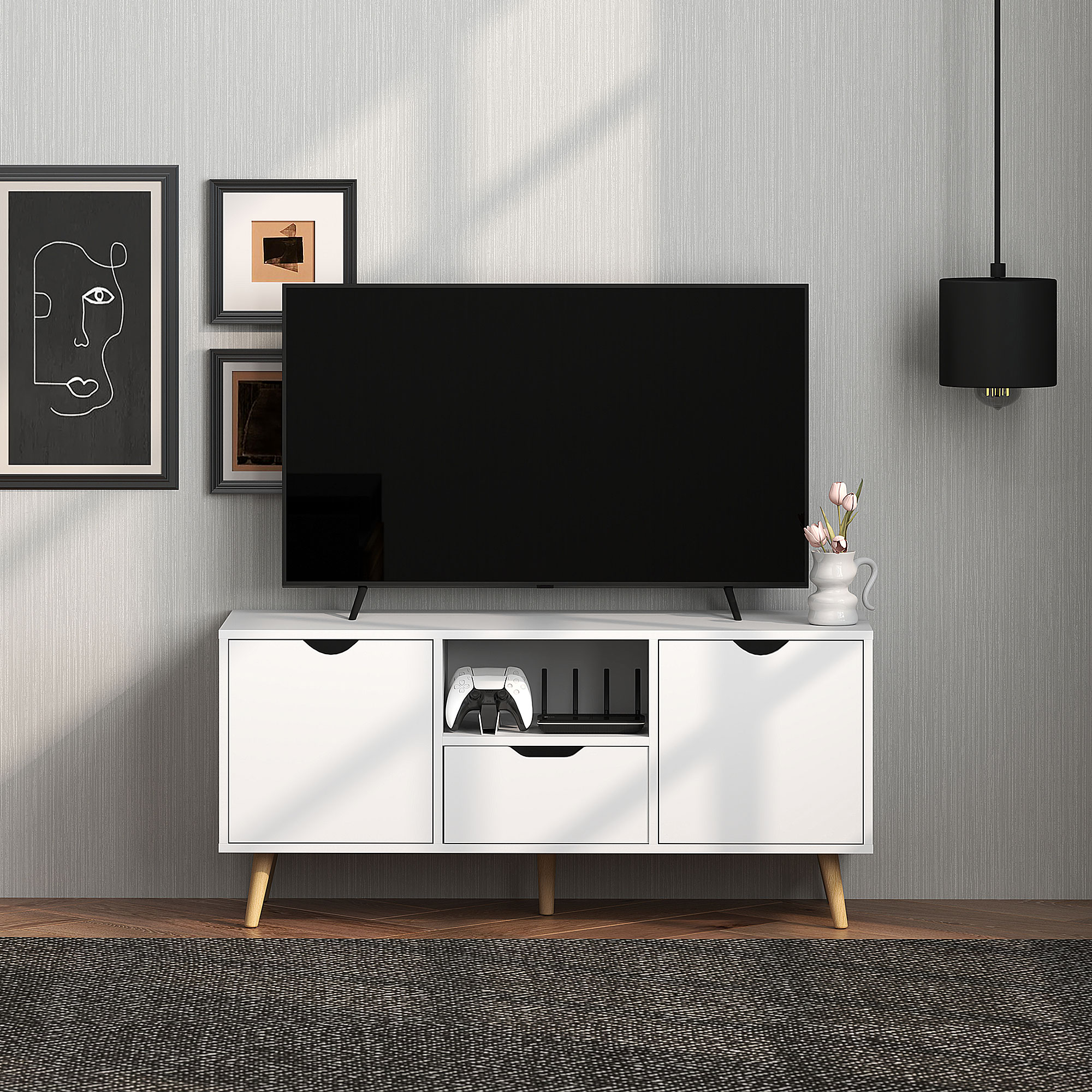 Un mobile TV bianco con TV, decorazioni e tappeto. L'arte murale è sopra il mobile.