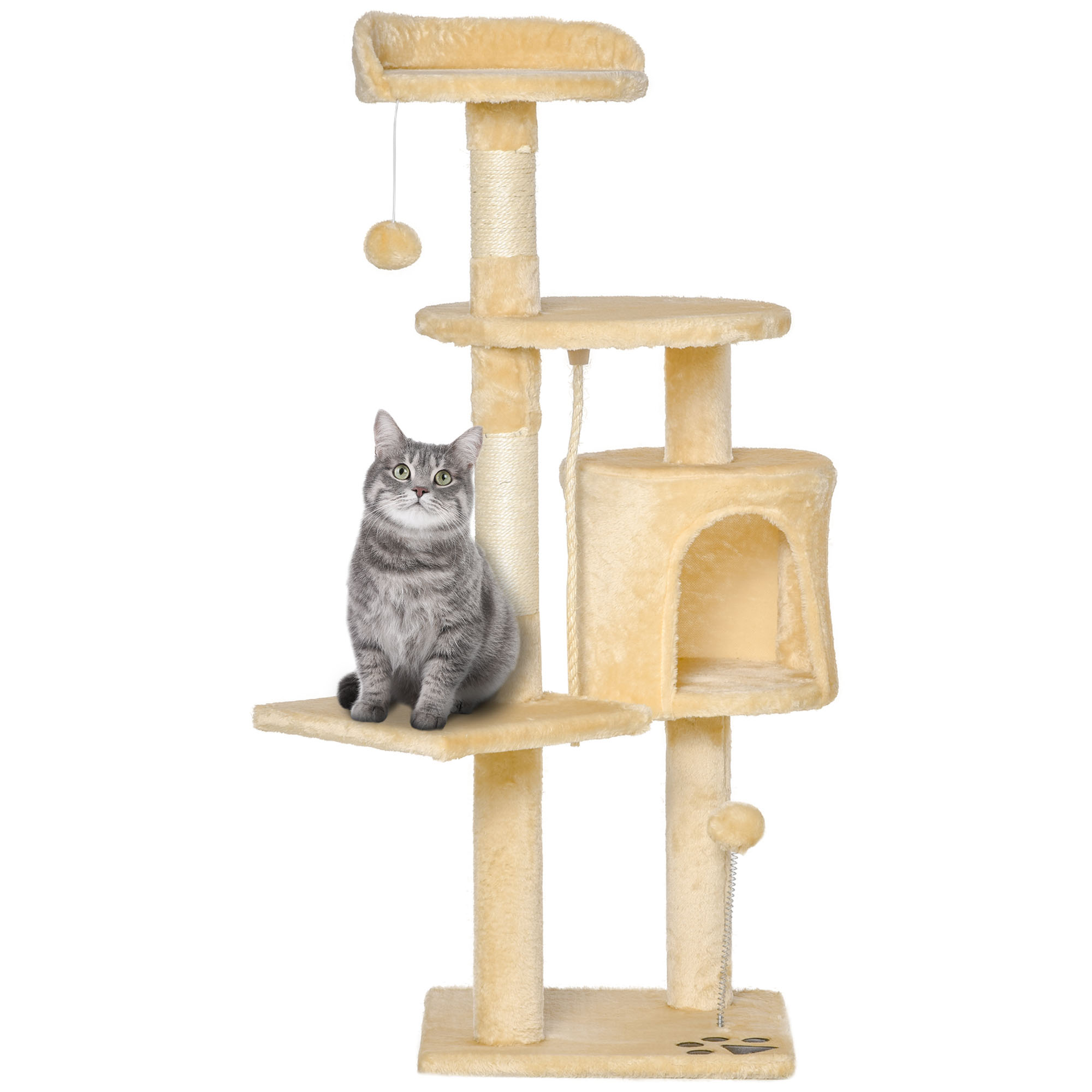 Un gatto è seduto su un albero per gatti. Colori beige e marrone. Il gatto guarda la fotocamera.