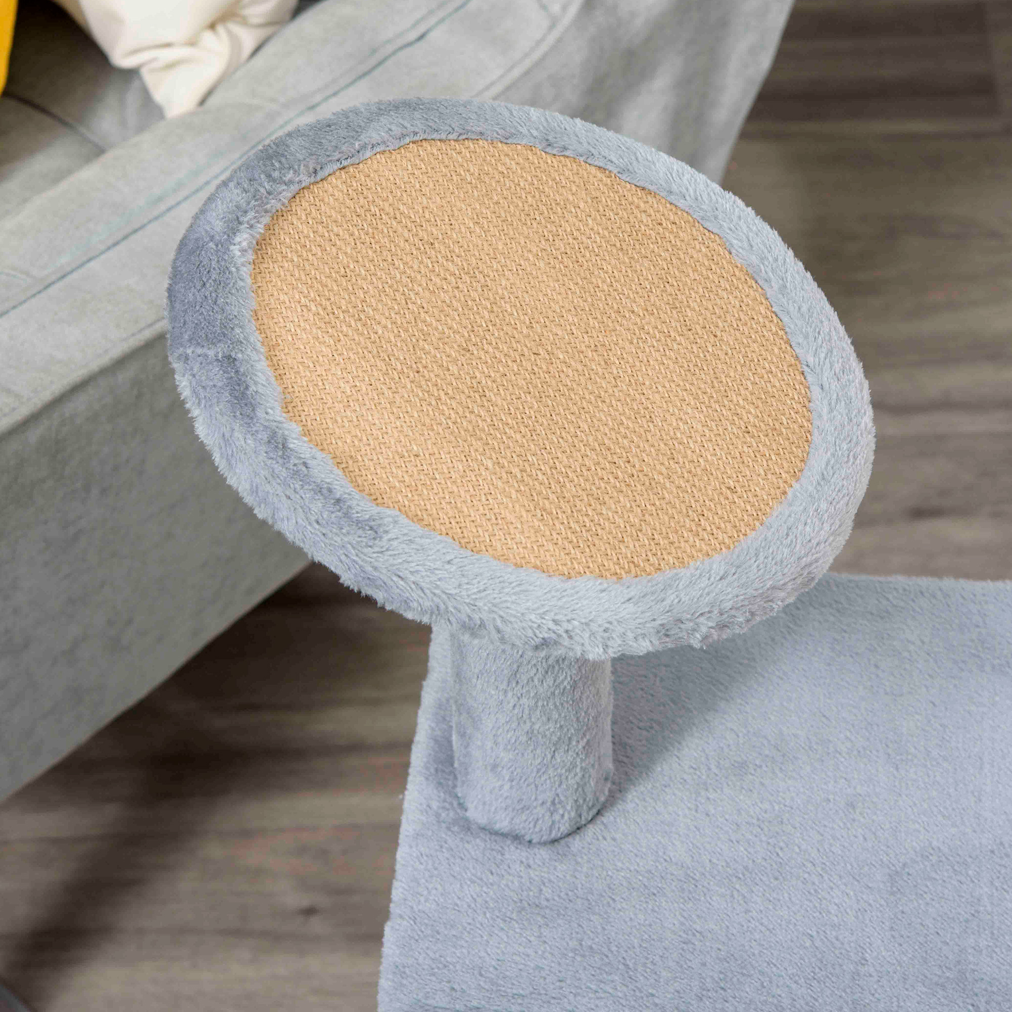 Primo piano del palo per graffiare di un tiragraffi con cuscinetto beige.