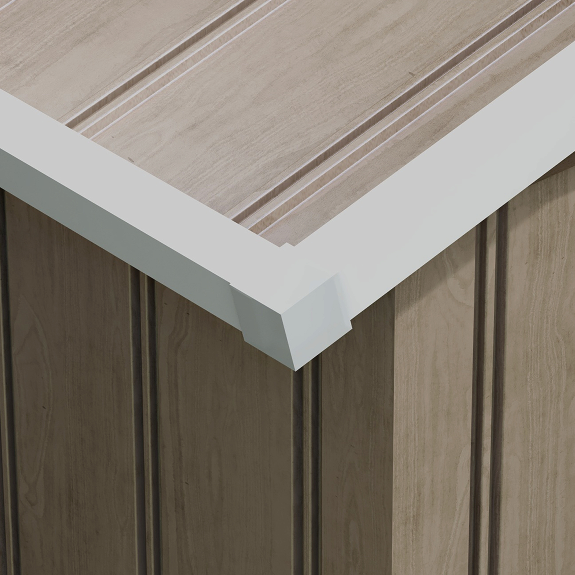 Nahaufnahme einer Ecke einer Holzwand mit weißer Zierleiste. Das Holz hat vertikale Rillen.