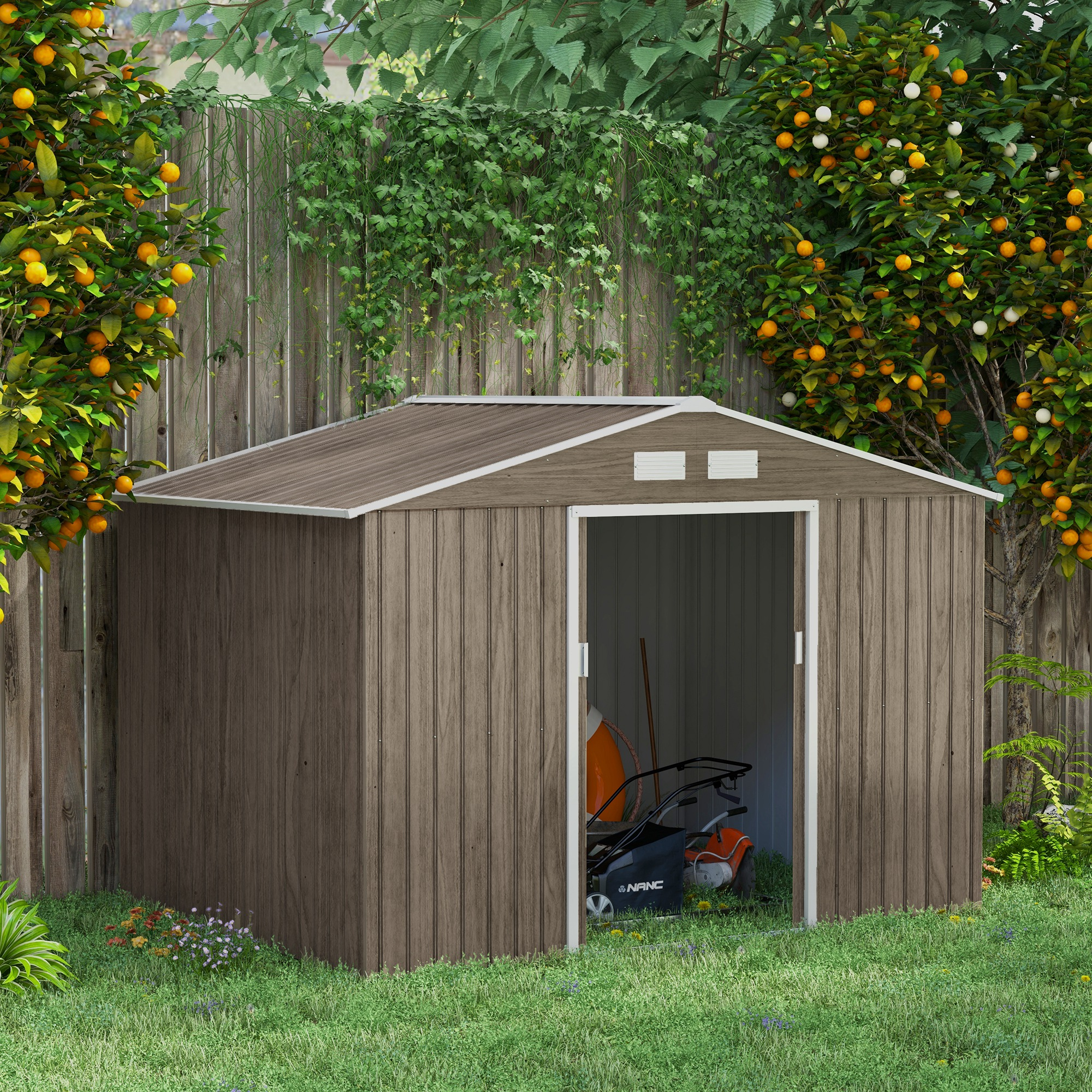 Ein brauner Holzschuppen mit offener Tür, im Inneren ein Rasenmäher. Es steht in einem grünen Garten.