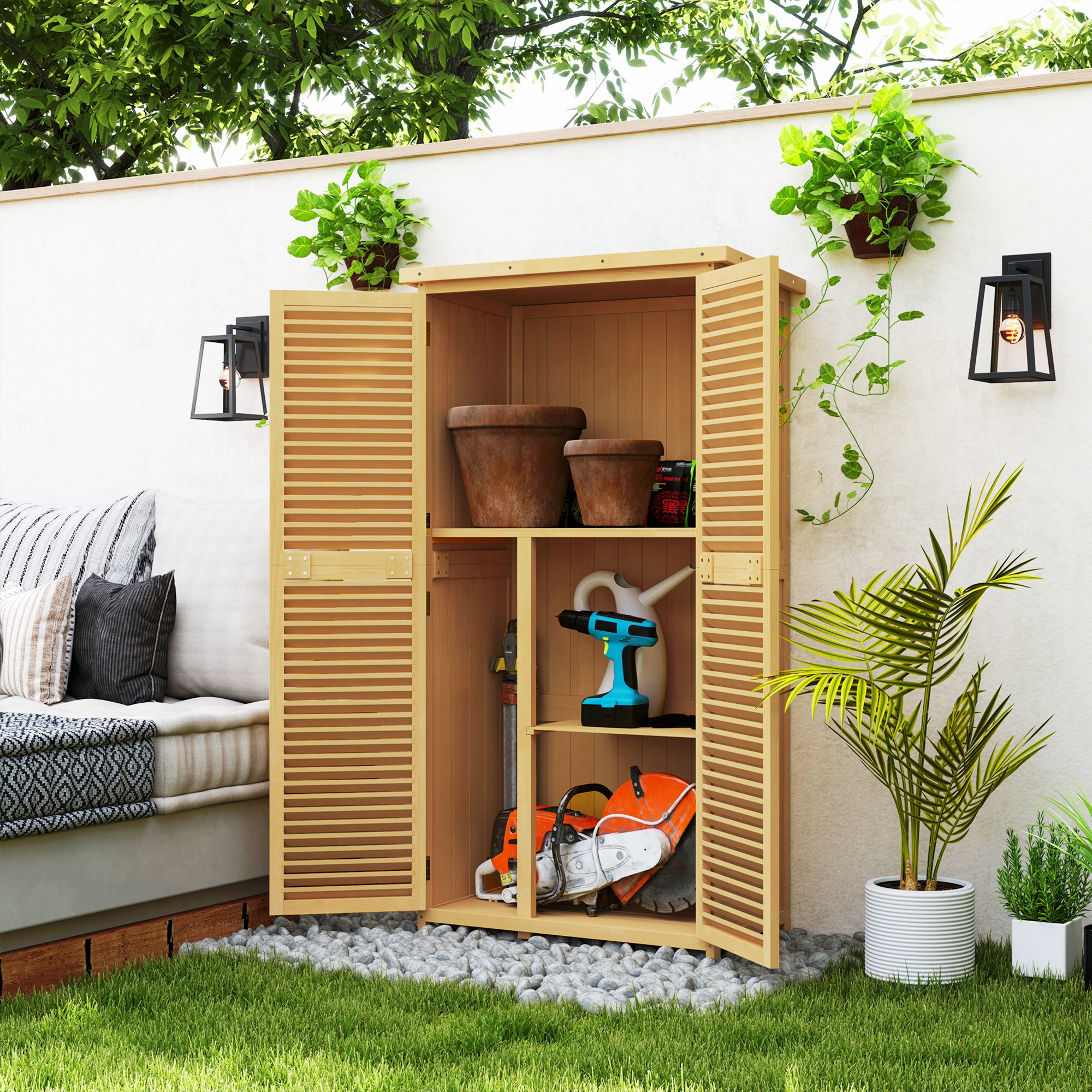 Capanno in legno con porte aperte, attrezzi e vasi all'interno, piante e muro sullo sfondo.