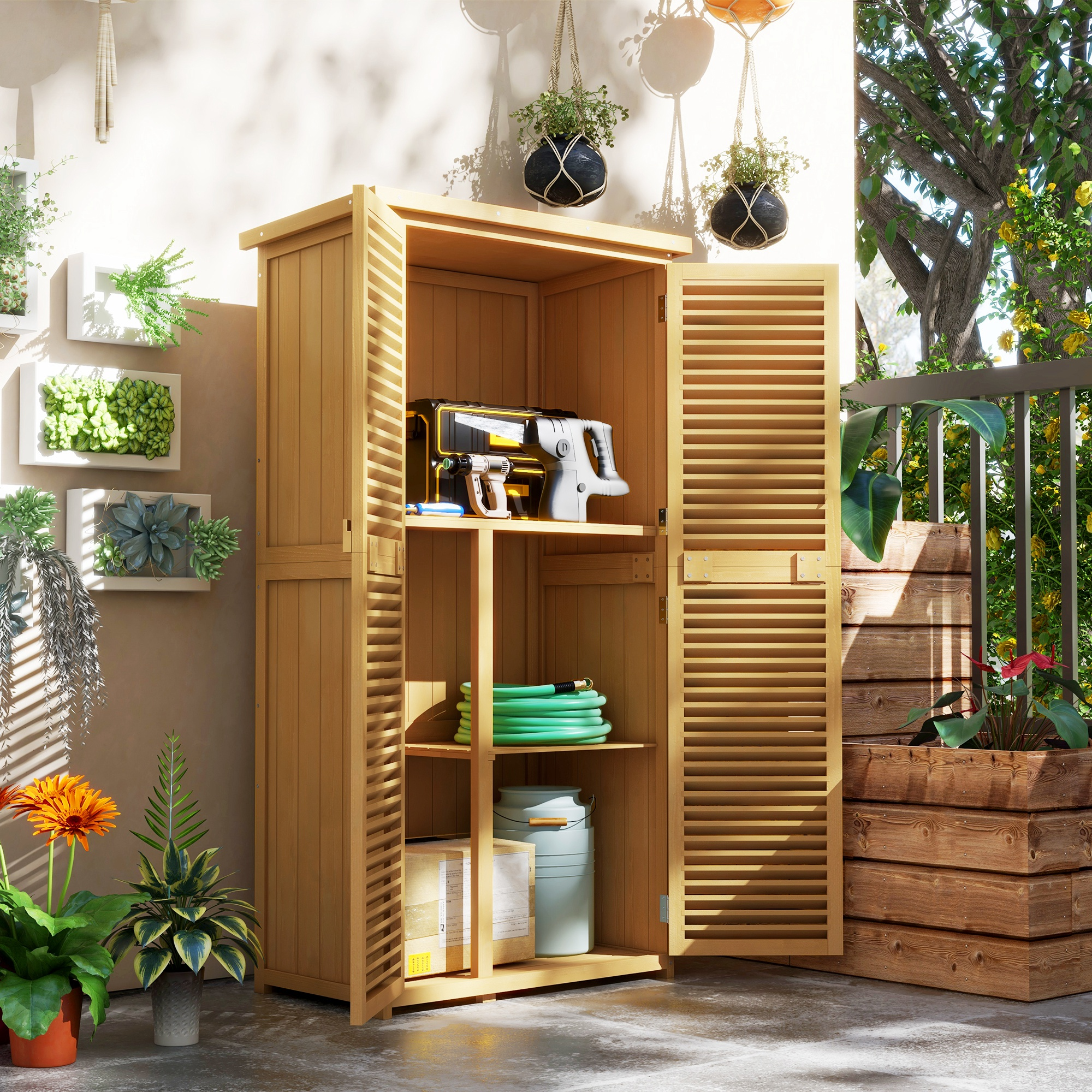 Mobile contenitore in legno con ante aperte su un balcone. Piante e attrezzi visibili.