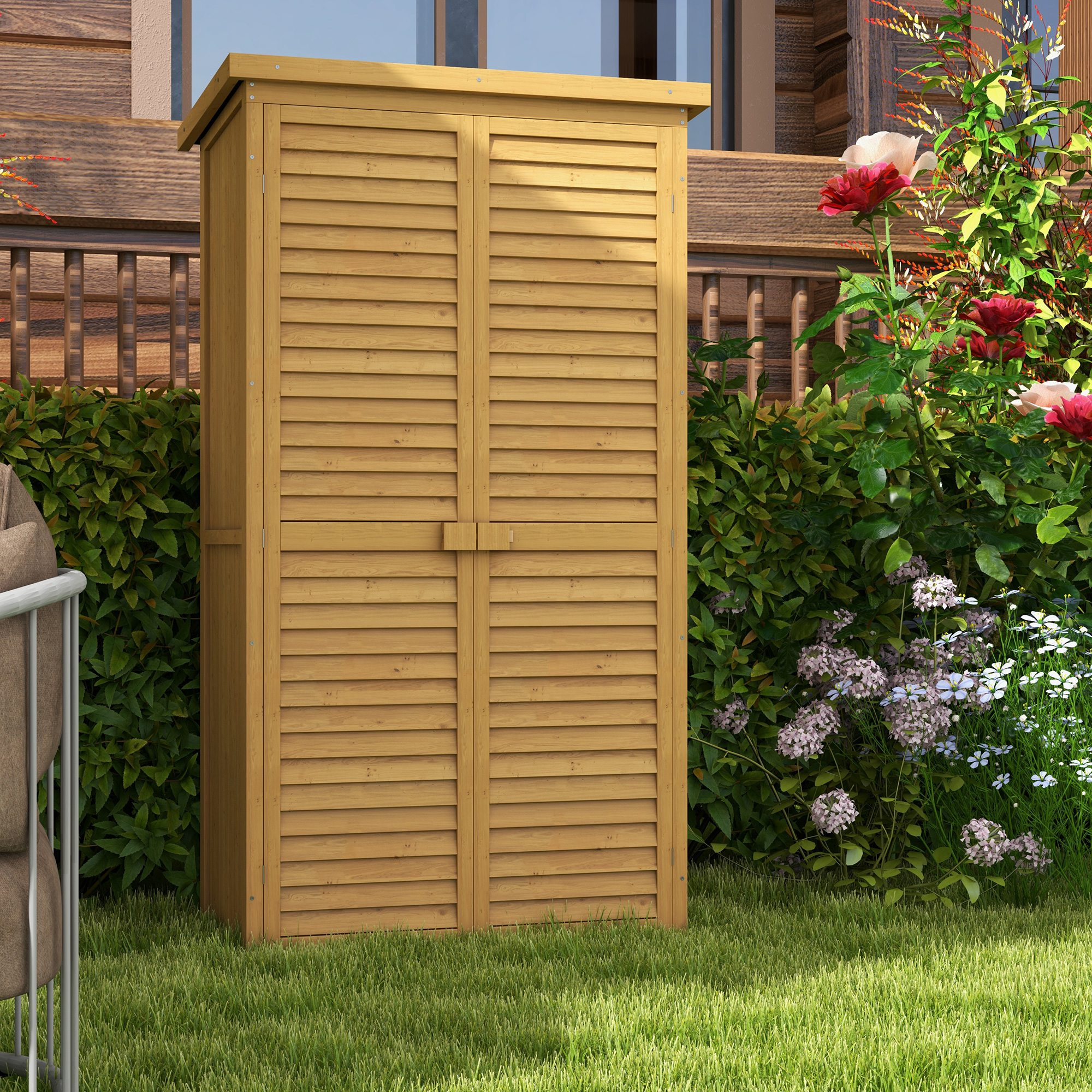 Capannone in legno con porte chiuse e prato verde di fronte.