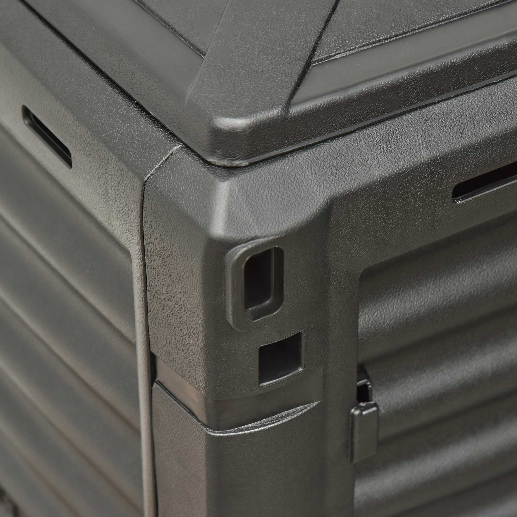 Primo piano di un angolo di plastica nera, che mostra la trama e il design.