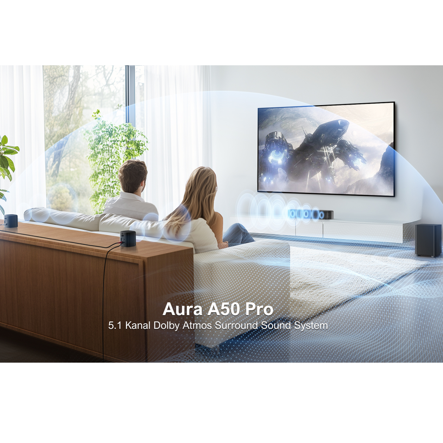 Ein Wohnzimmer mit Fernseher, Soundsystem und zwei Personen auf einem weißen Sofa.