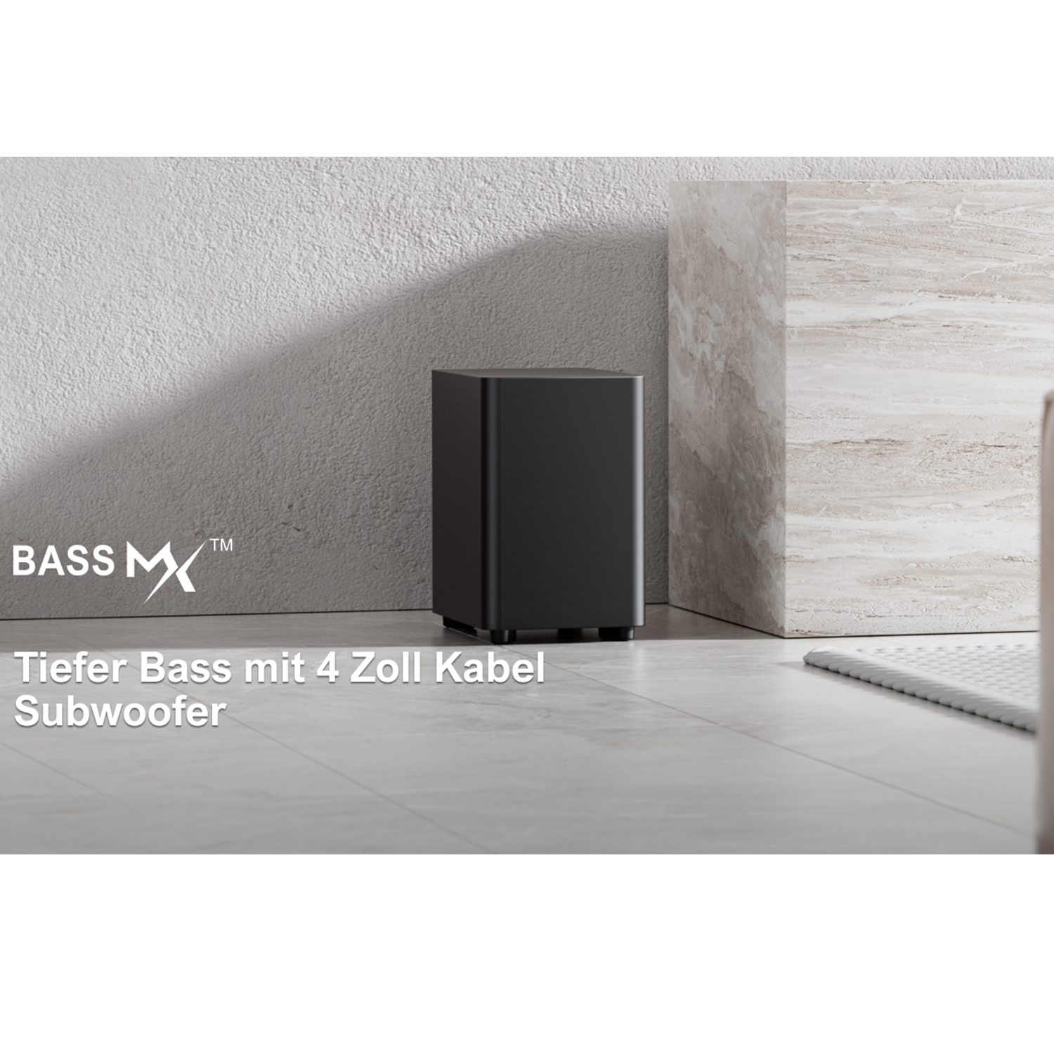 Schwarzer Subwoofer auf hellem Boden, vor hellgrauer Wand mit weißem Marmorakzent.