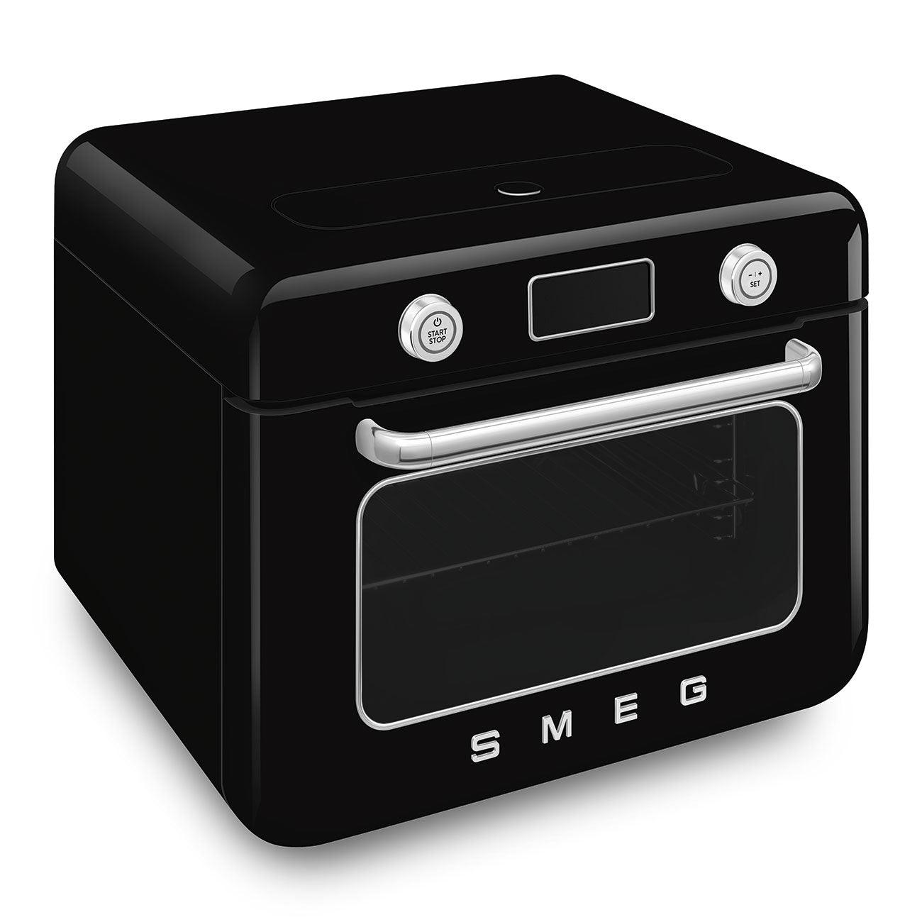 Un four SMEG noir avec une porte vitrée et des boutons de commande, sur fond blanc.
