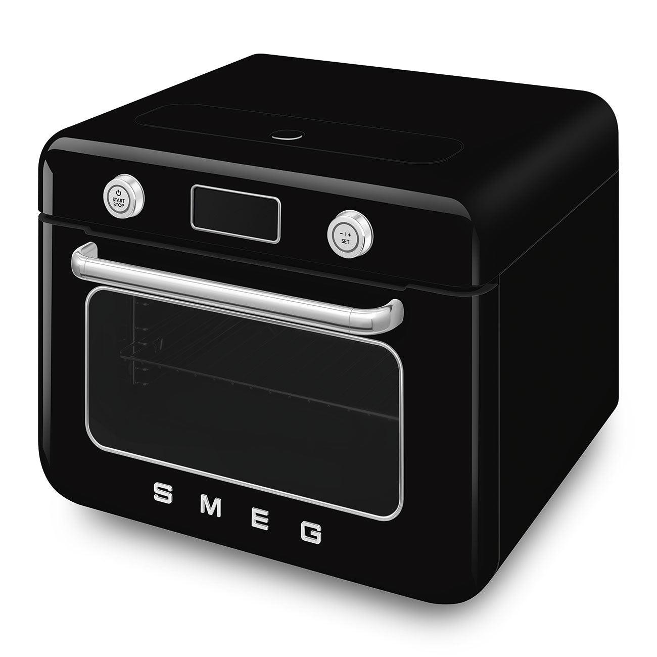 Un four SMEG noir avec des boutons et une poignée. Fond blanc.