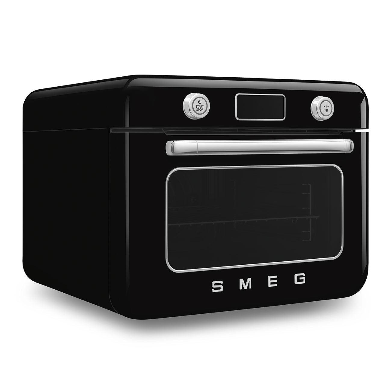 Four SMEG noir avec porte vitrée, deux cadrans et un écran. Le four a une poignée et une garniture chromées.