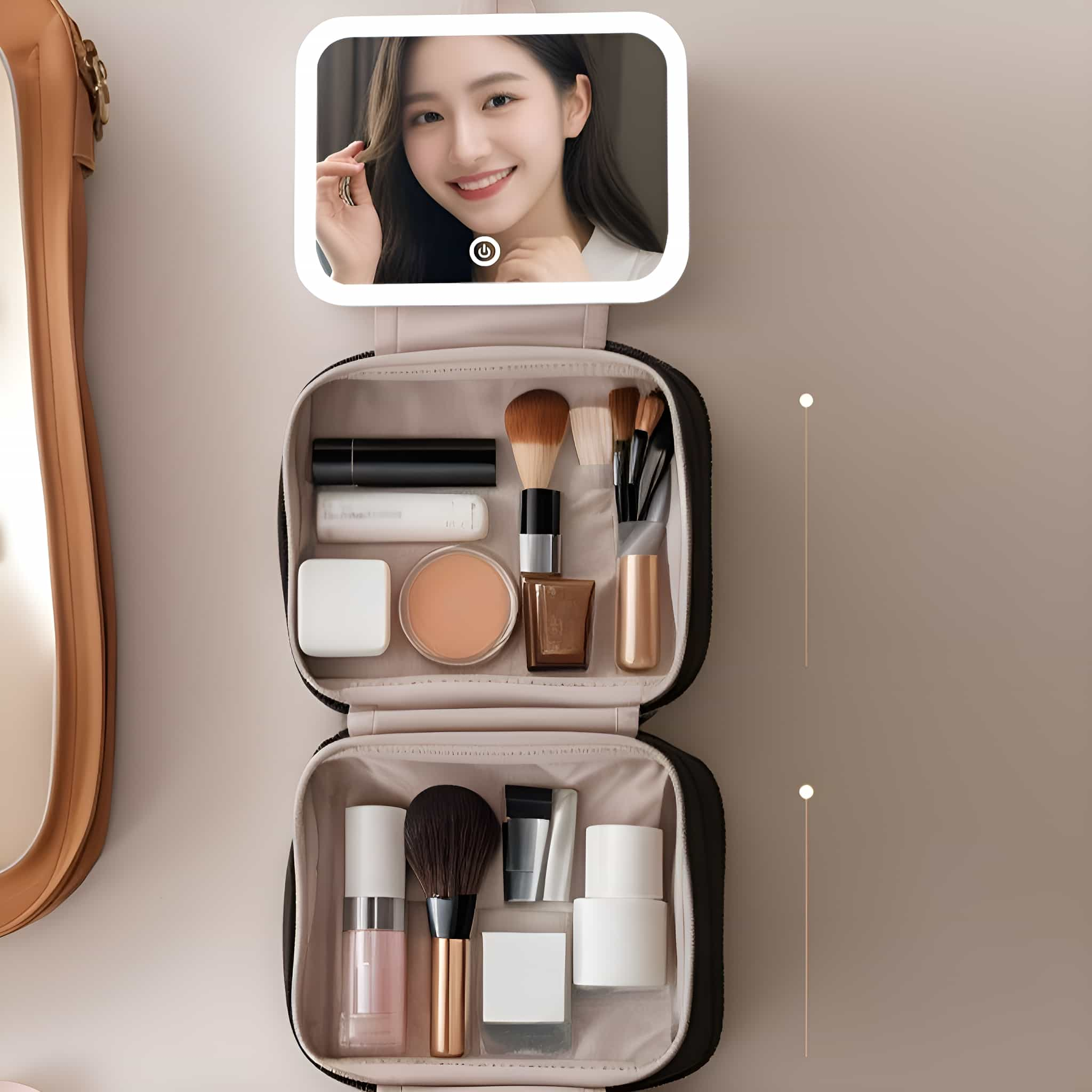 Eine Make-up-Tasche mit Spiegel und Make-up-Utensilien. Eine Frau lächelt im Spiegel.