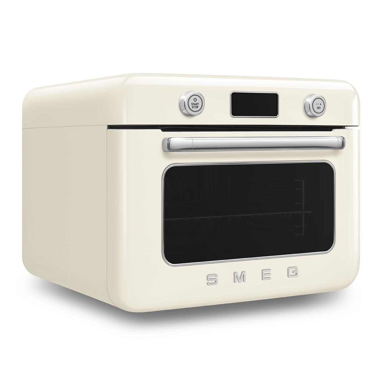 Four de style rétro crème avec une porte noire et le logo SMEG. Il dispose d'une horloge numérique et de boutons.