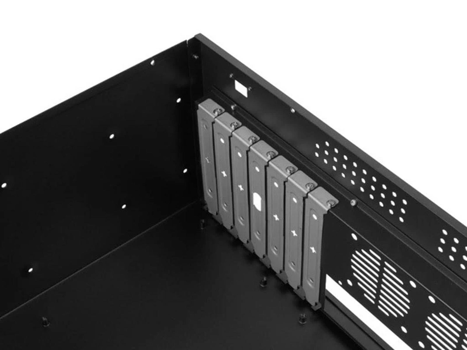 Czarne wnętrze szafy serwerowej z rzędem szarych metalowych wsporników. Widoczne otwory.