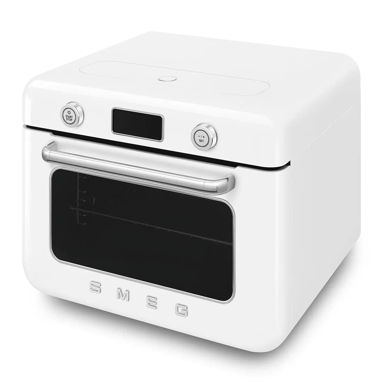 Weißer SMEG-Ofen mit schwarzer Tür und Edelstahlgriff. Weißer Hintergrund.