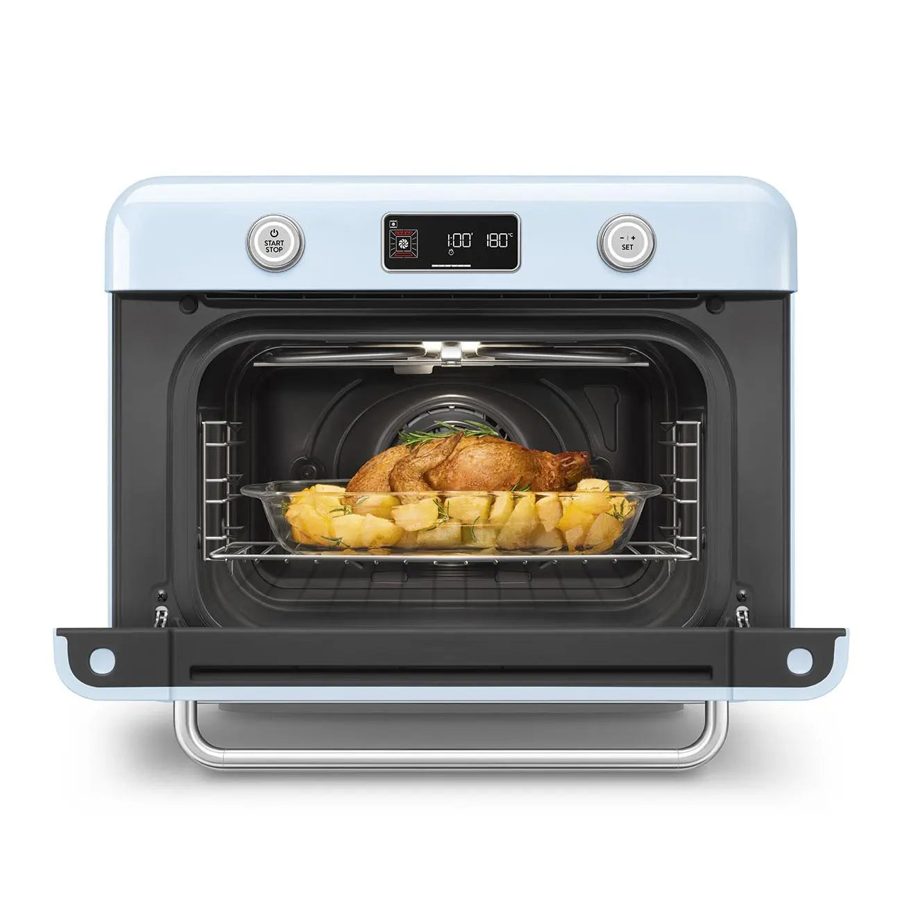 Un four bleu ouvert avec un poulet rôti et des pommes de terre à l'intérieur, et un panneau de contrôle.