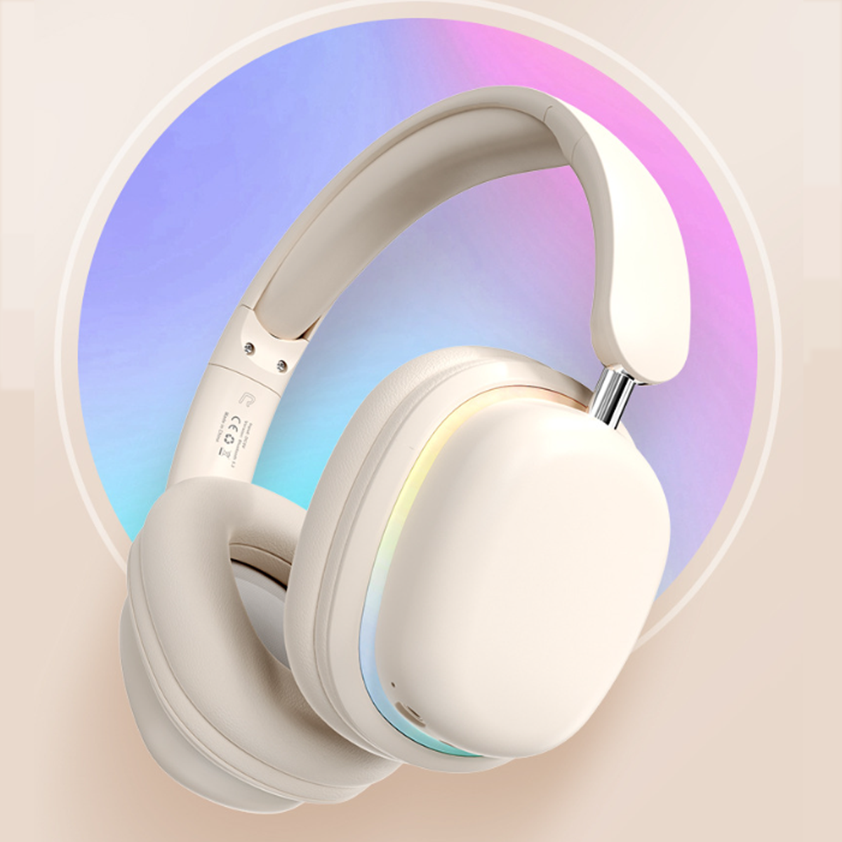 Beige Kopfhörer mit Regenbogenakzenten. Abgerundetes Design, Over-Ear-Stil.