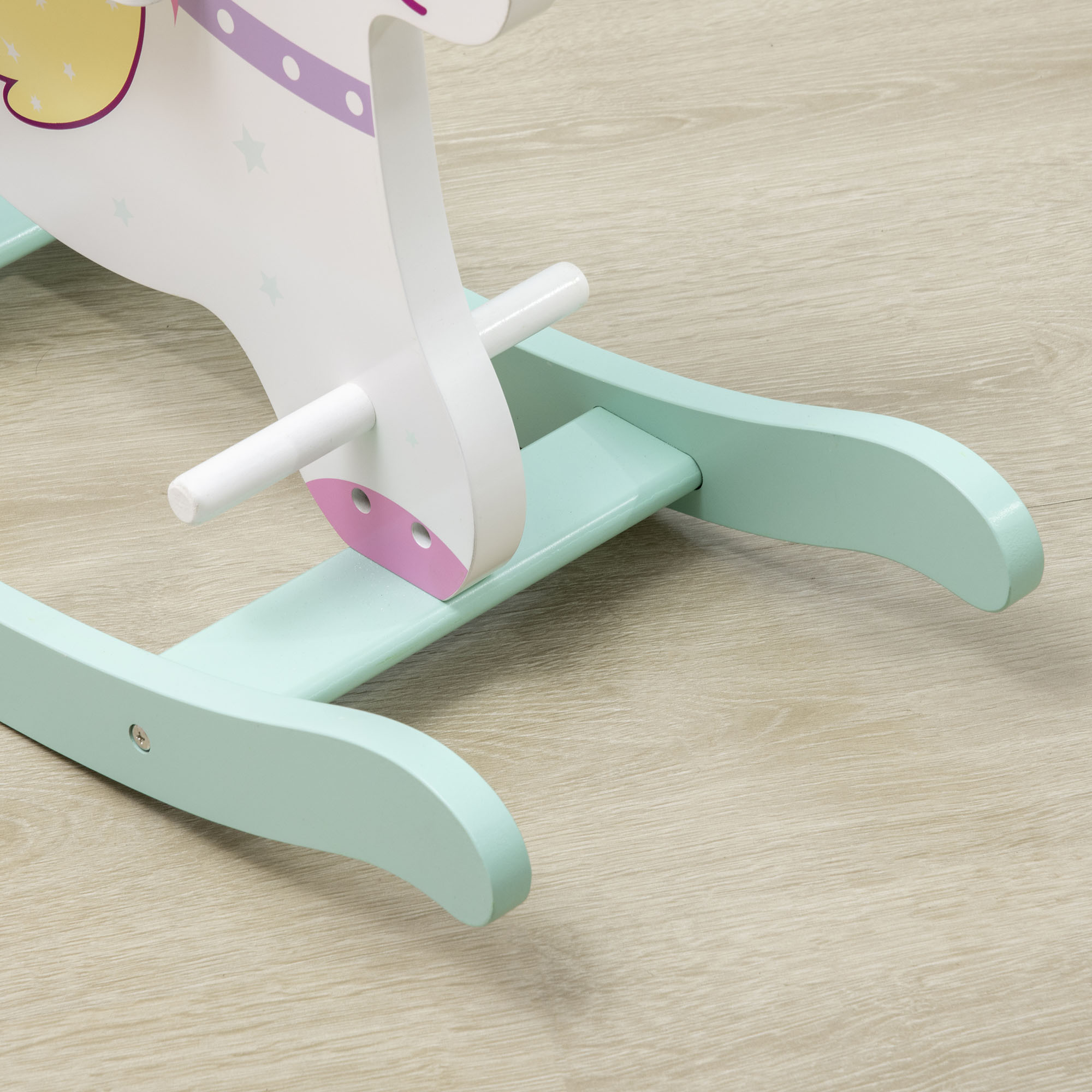 Cavallo a dondolo bianco e blu. Il cavallo ha un design a unicorno.