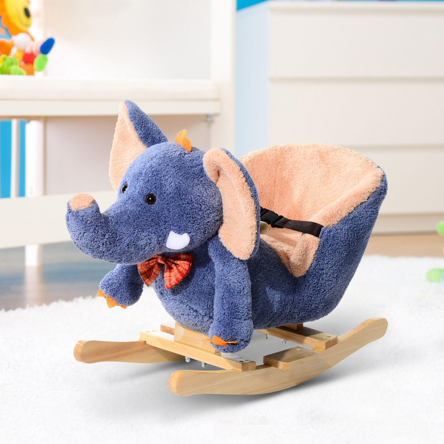 Animale a dondolo elefante blu con papillon, sedile arancione e base in legno.