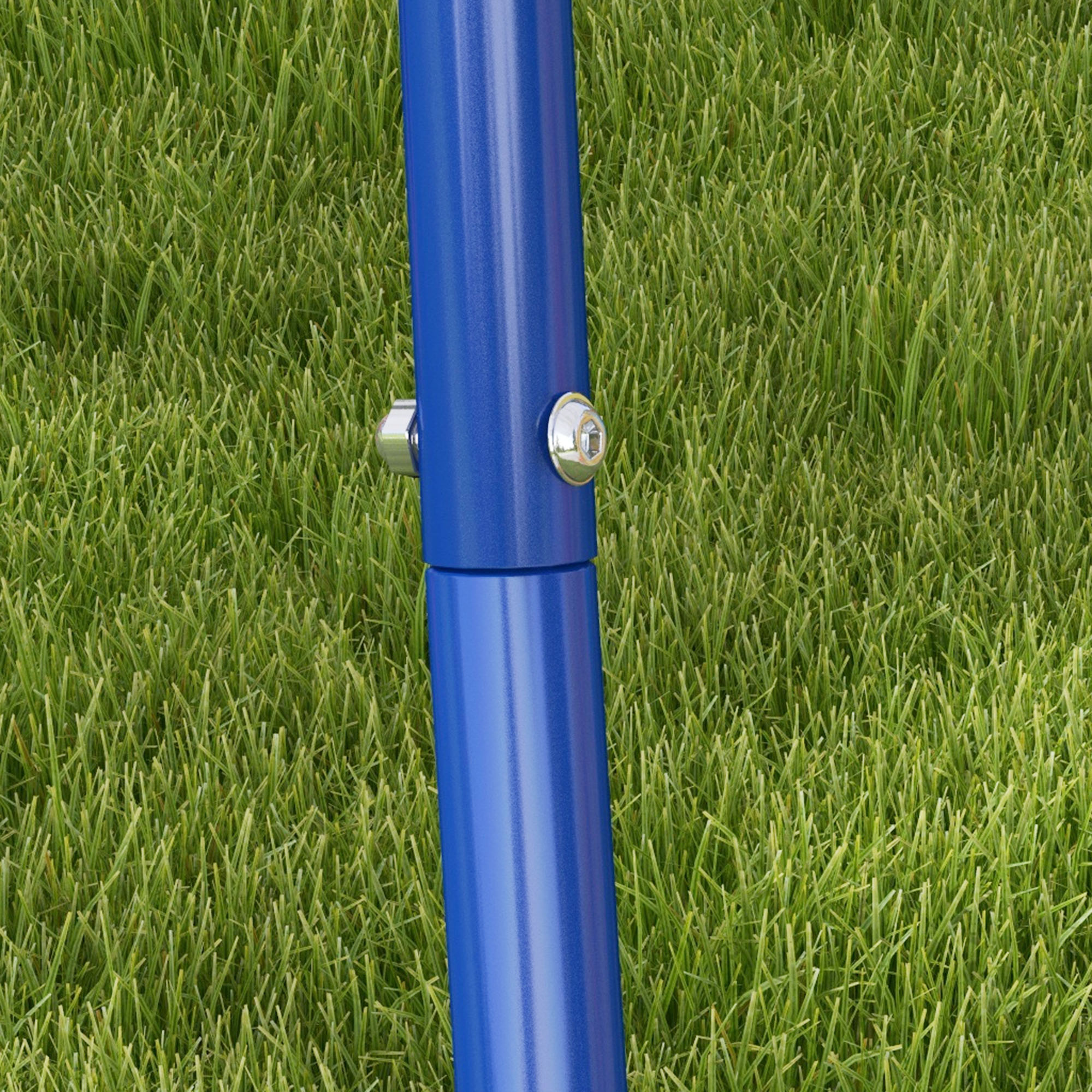 Primo piano di un palo di metallo blu su erba verde, sono visibili un bullone e una vite.