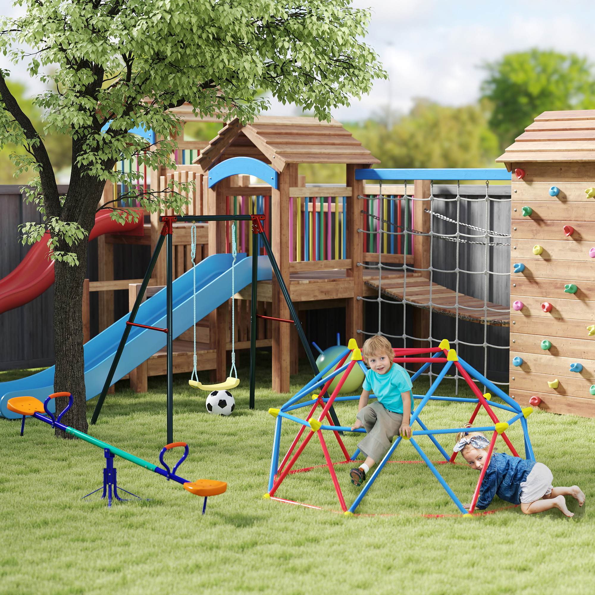 Parco giochi con scivolo, altalene, struttura per arrampicata. Due bambini giocano a terra. Sfondo: albero ed erba.