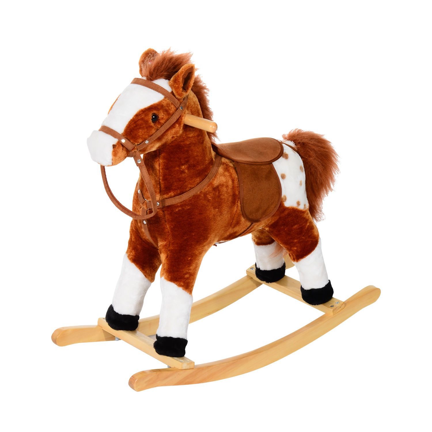 Un cavallo a dondolo marrone con accenti bianchi. Ha una sella e una briglia. Lo sfondo è bianco.