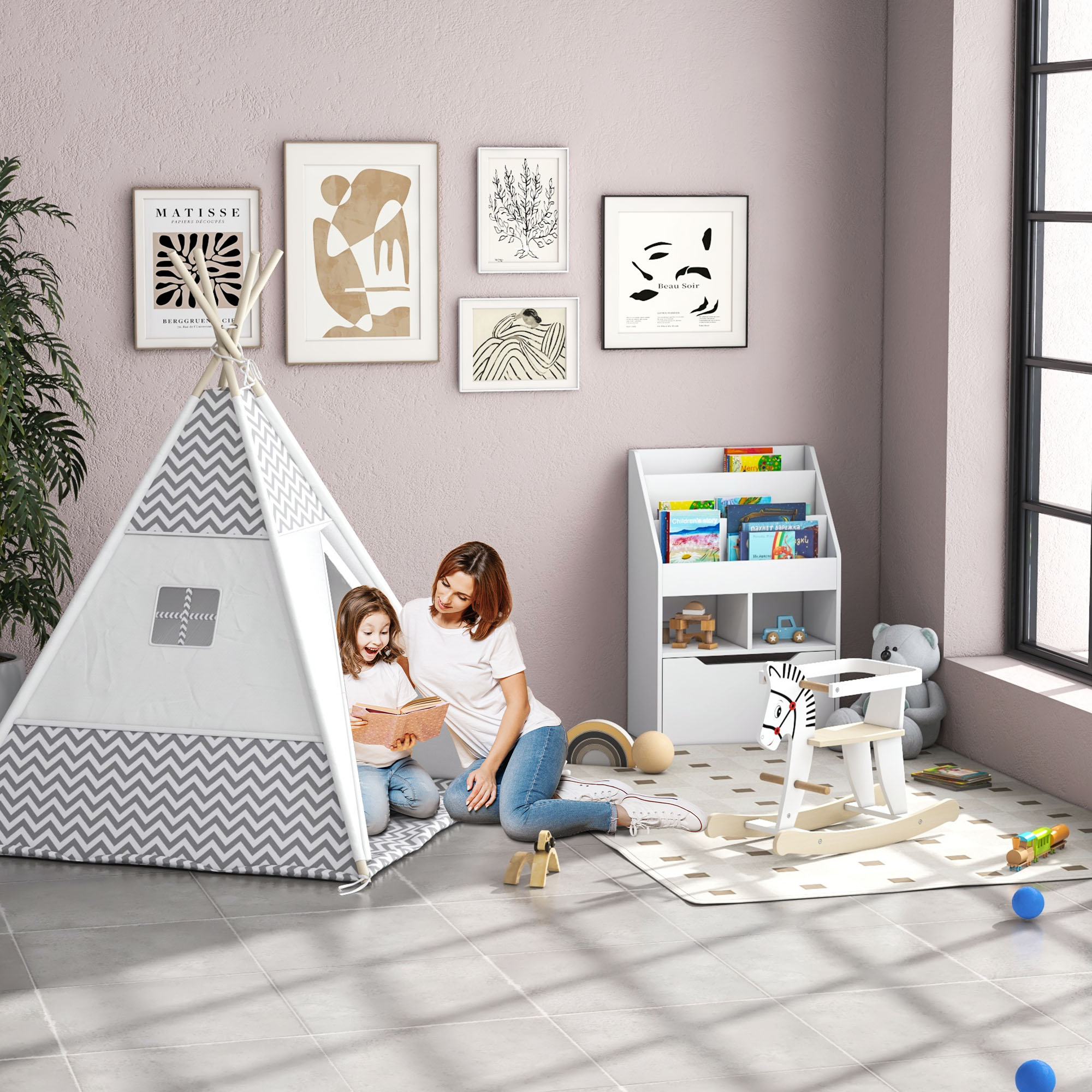 Una donna e un bambino leggono in una tenda, circondati da arte e giocattoli. Sfondo parete rosa.