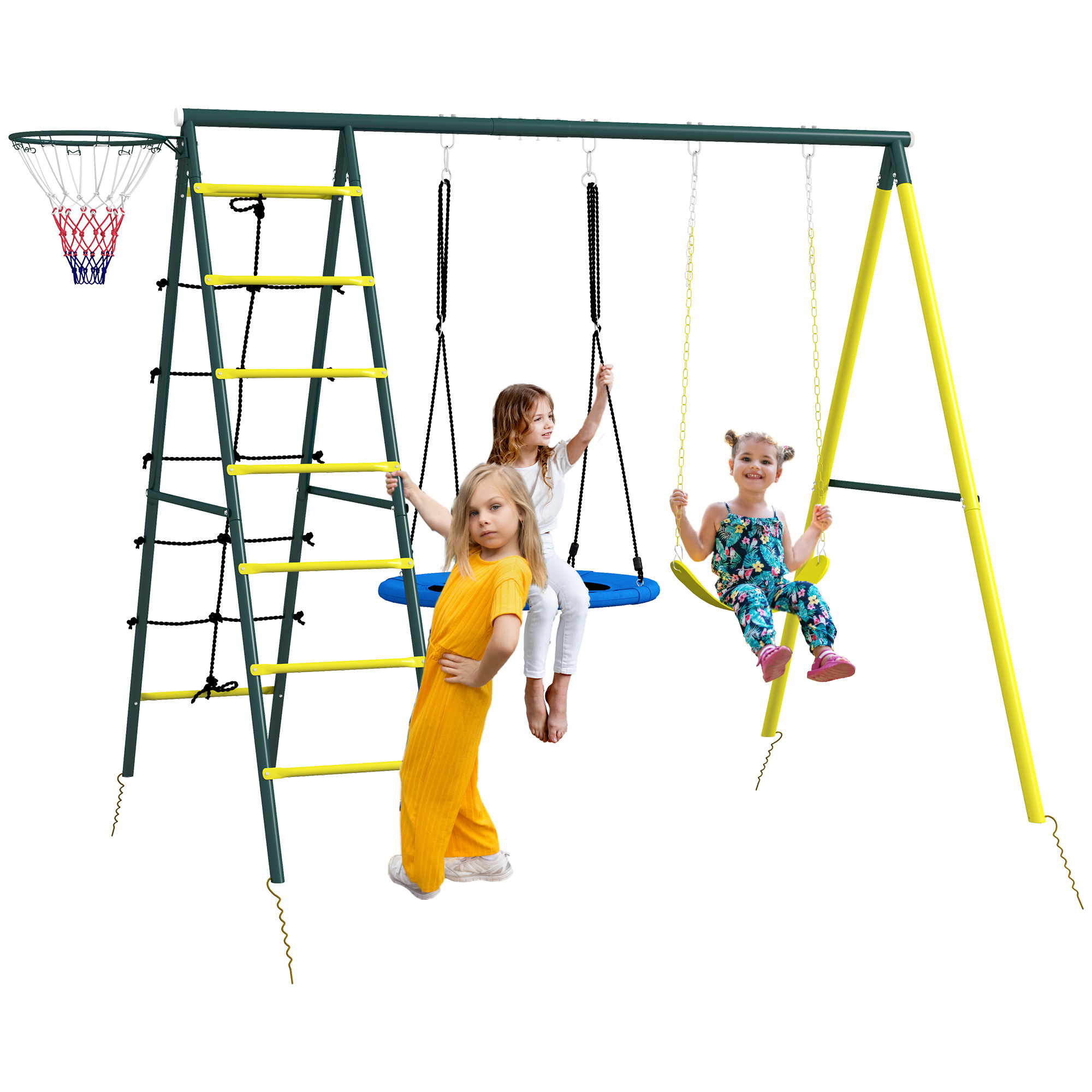 Tre bambini in un parco giochi. Uno su una scala, due su altalene.