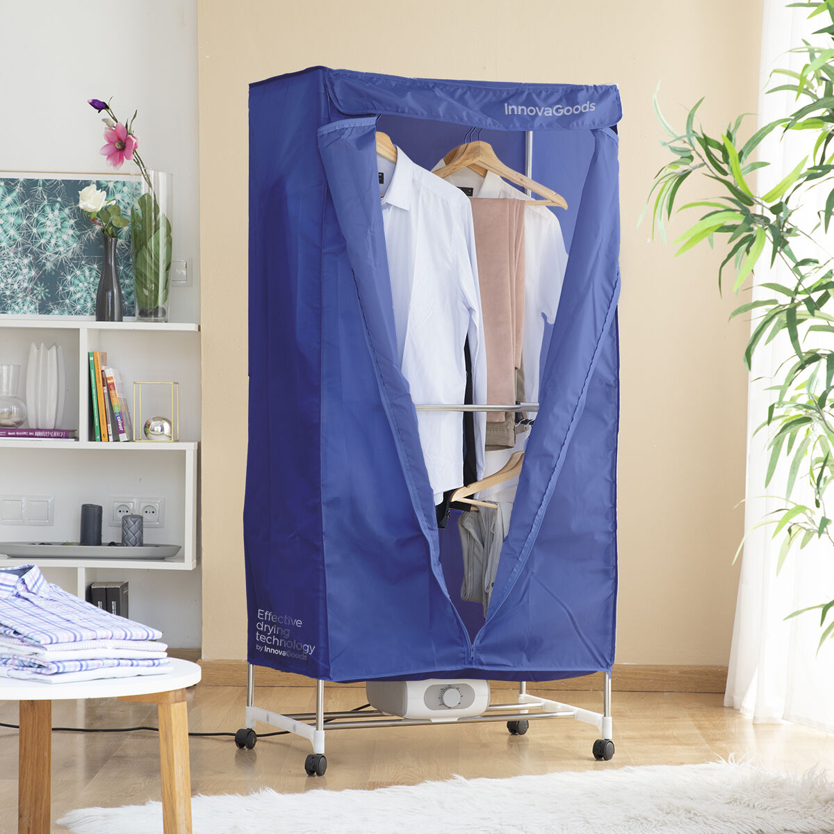 Armario de secado azul con ropa dentro, fondo blanco.