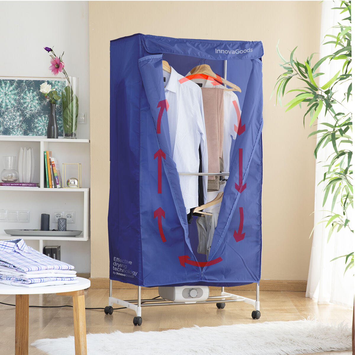Una secadora azul con ropa dentro, flechas que indican el flujo de aire.