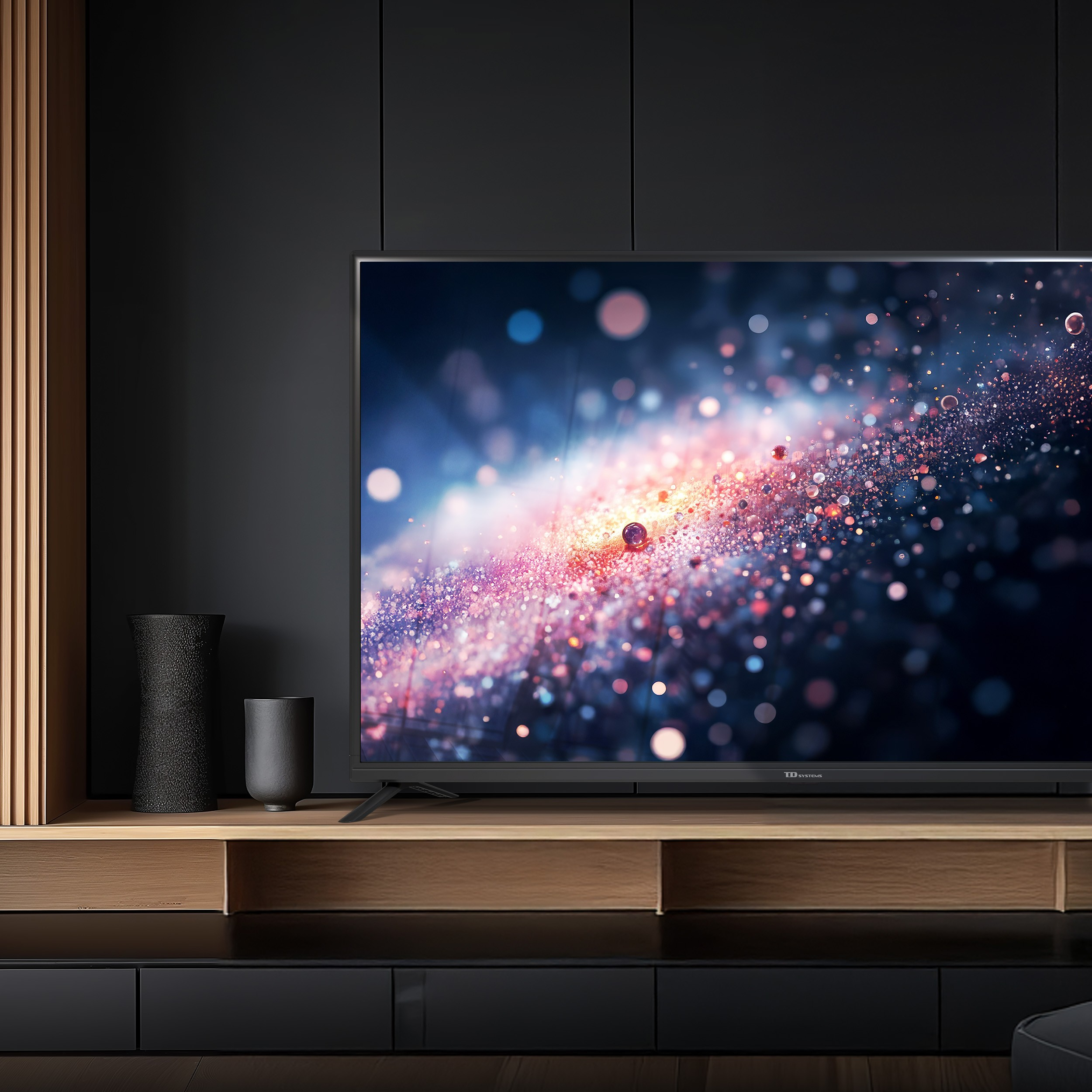 Un televisor moderno que muestra una imagen de galaxia, sobre un soporte de madera.