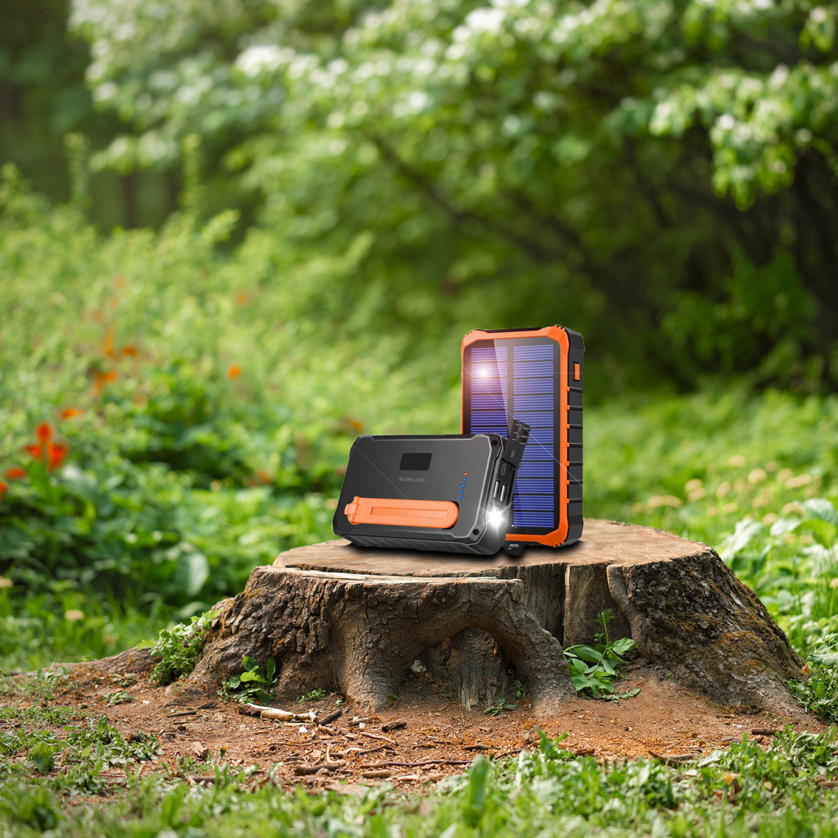Solarbetriebene Geräte auf einem Baumstumpf im Wald. Powerbank und Ladepanel.
