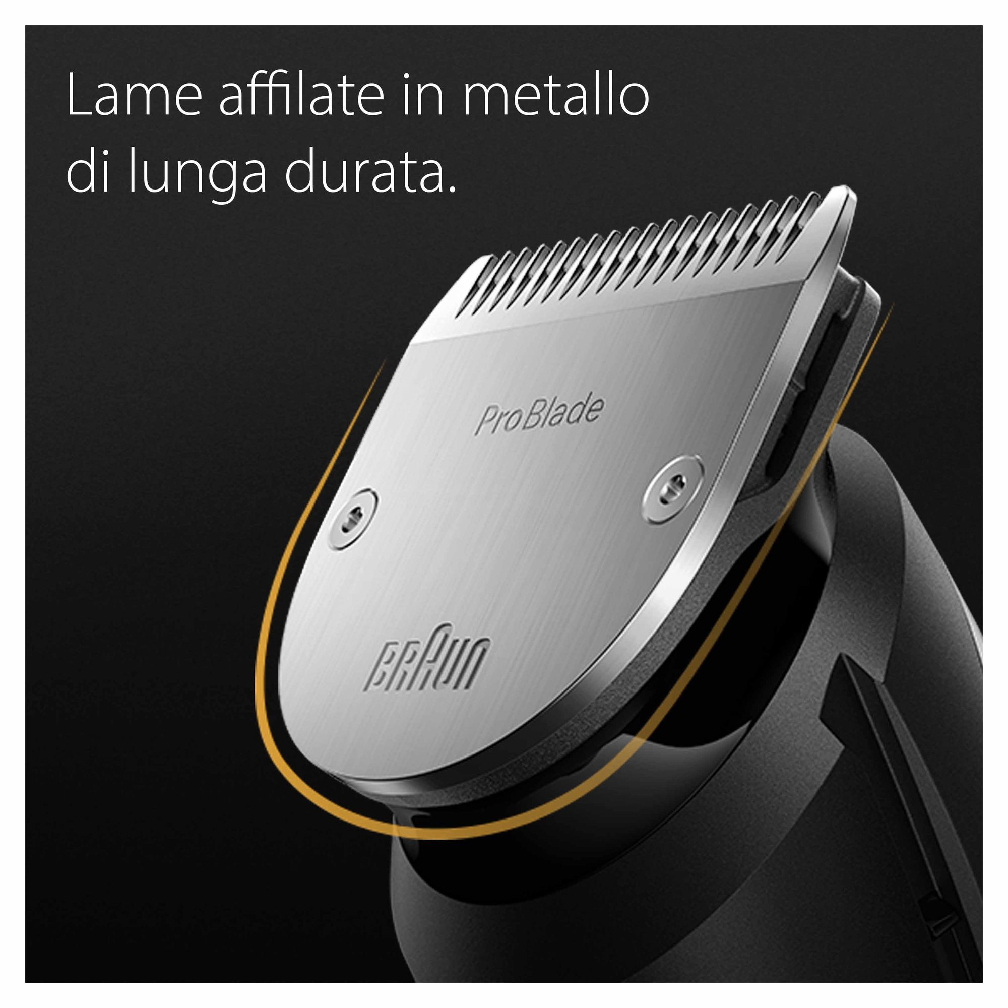 Zbliżenie srebrnego ostrza golarki z logo Braun na czarnym tle.