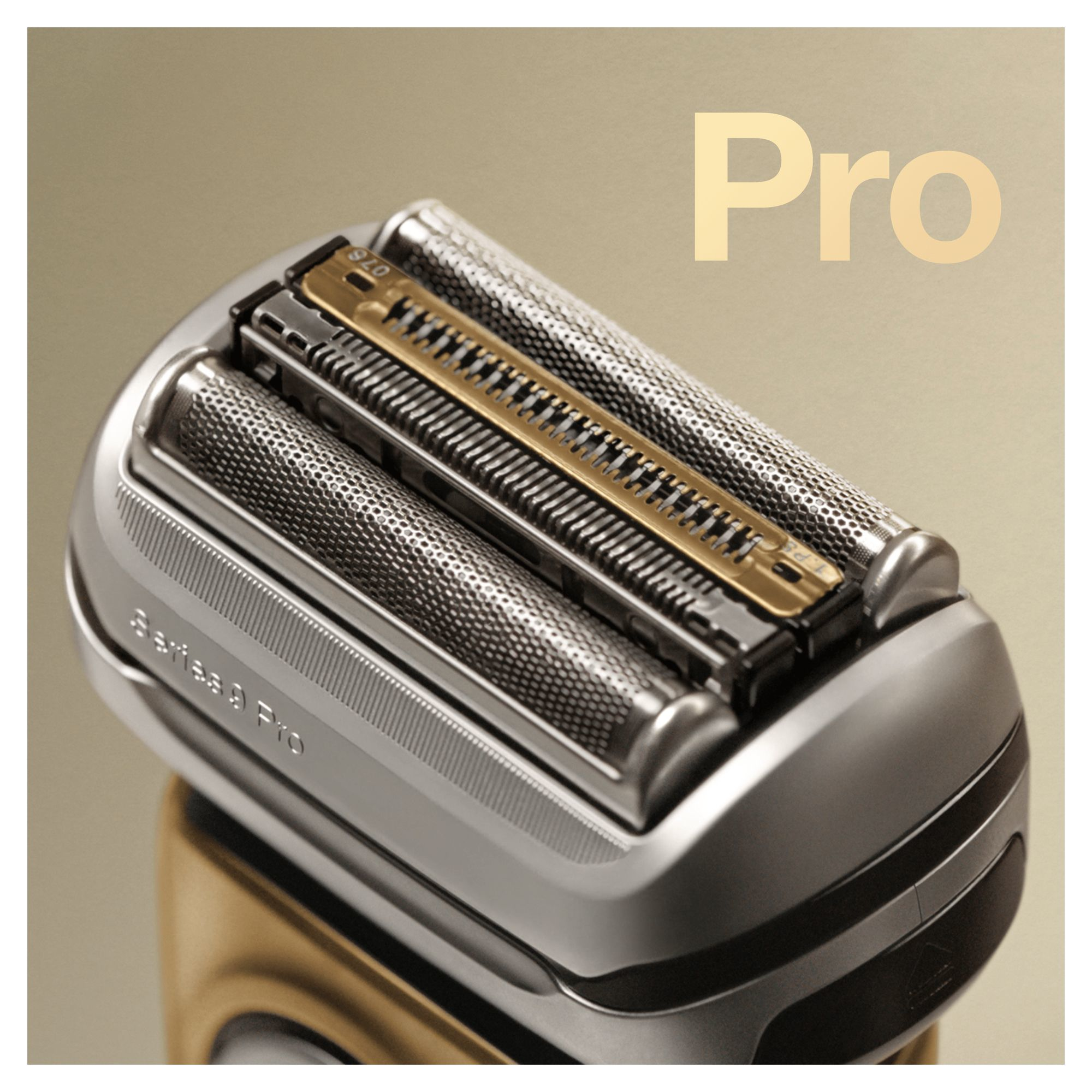 Primer plano de un cabezal de afeitadora con la palabra 'Pro' en oro. Fondo amarillo claro.