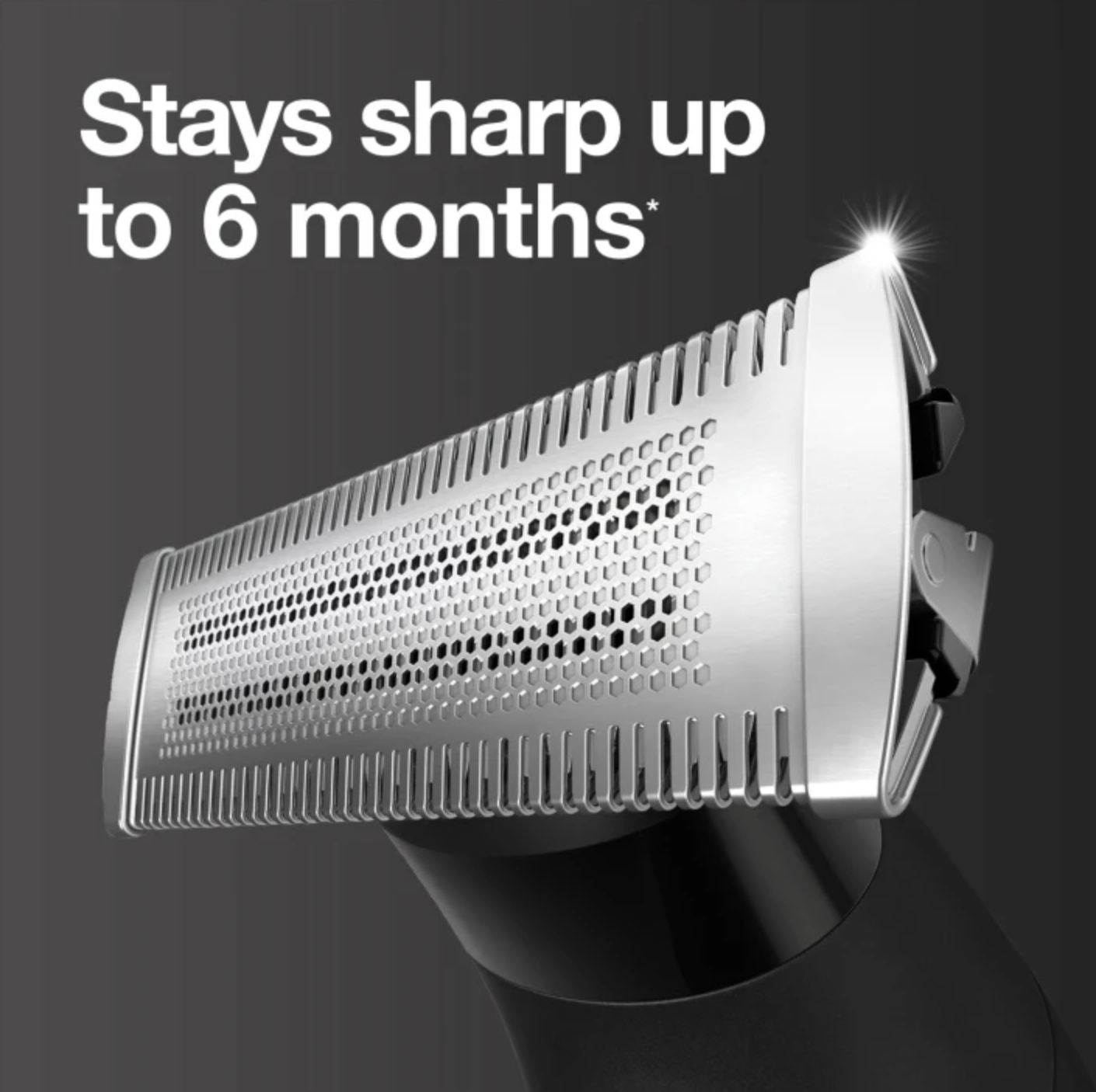 Primo piano della testina argentata del rasoio con testo sovrapposto: 'Stays sharp up to 6 months'.