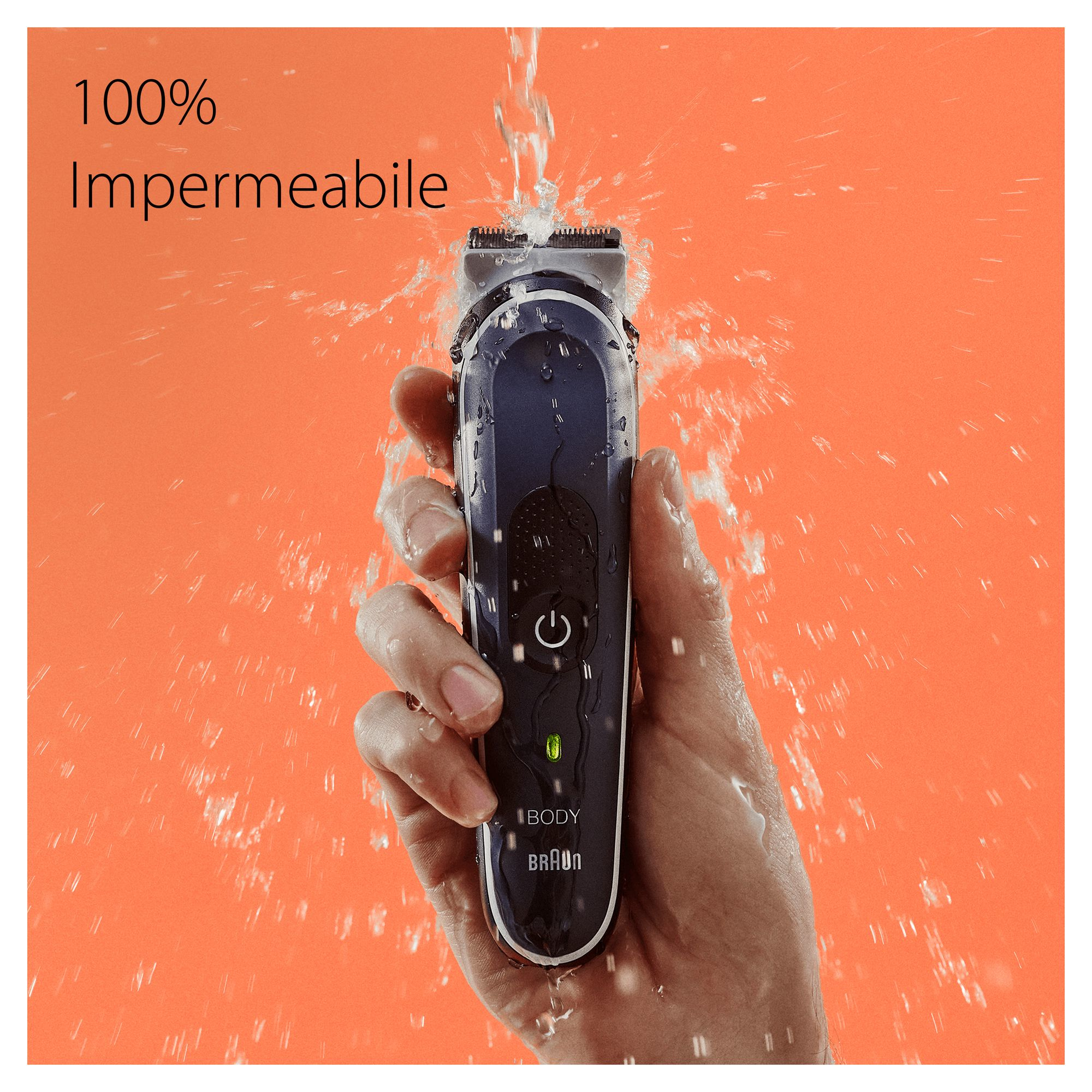 Una mano sosteniendo un recortador corporal impermeable azul y negro.