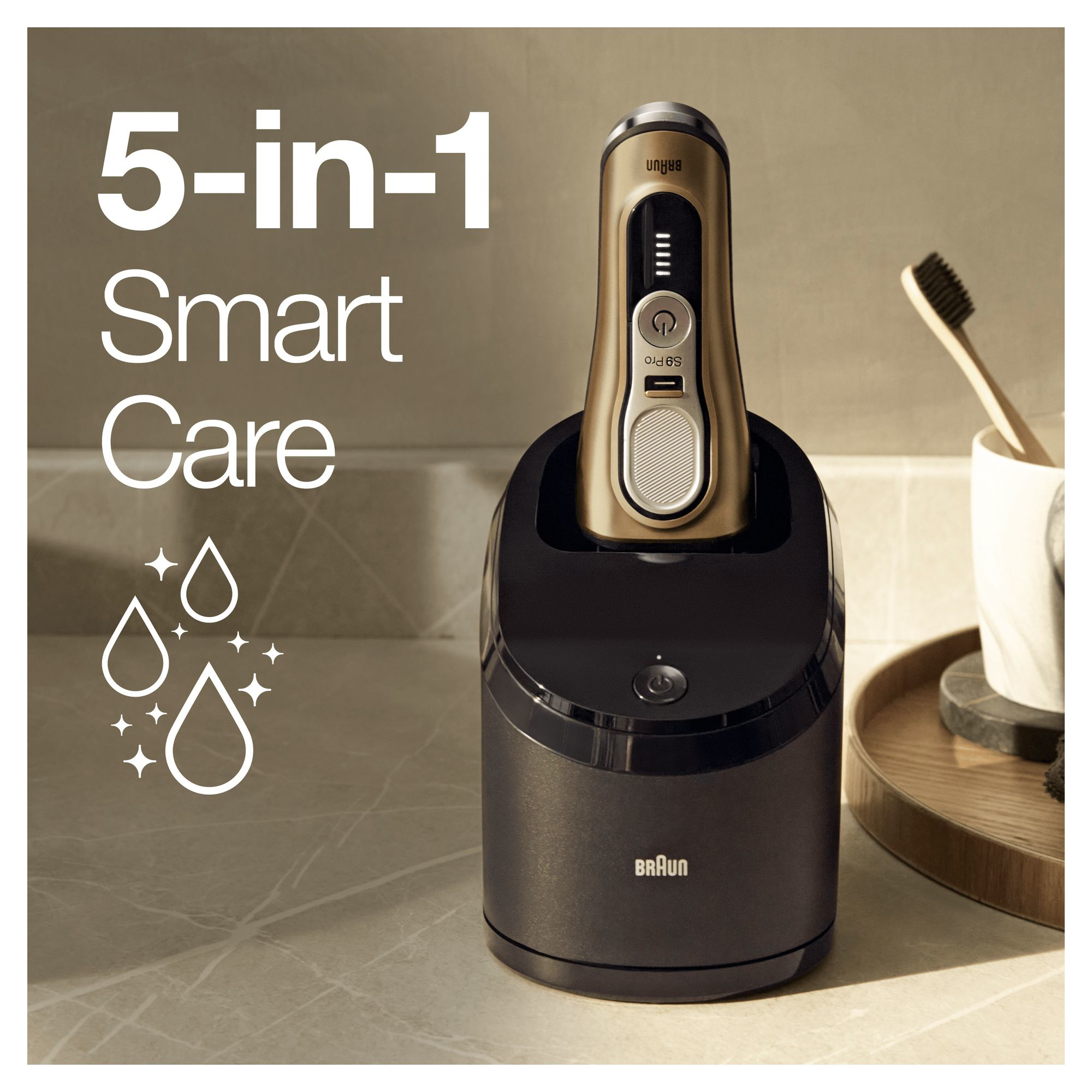 Sistema Braun 5-en-1 Smart Care con afeitadora. Afeitadora dorada en base, icono de gotas.