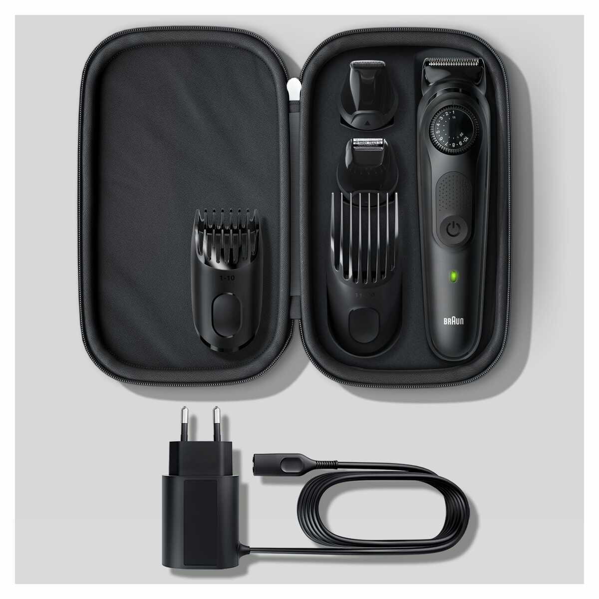 Kit de aseo negro con recortadora, peines y cargador en estuche negro, abierto.